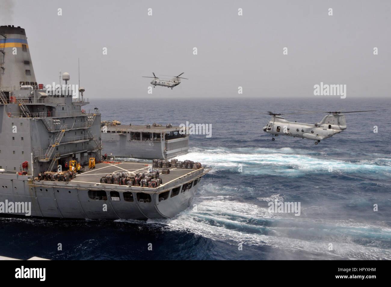 110709-N-GW695-161 Golfo di Aden (Luglio 9, 2011) CH-46 Sea Knight elicotteri assegnati al male gli occhi del mezzo marino elicottero Squadron (HMM) 163 fornisce il trasferimento dal militare Sealift il comando della flotta oliatore di rifornimento USNS Leroy Grumman (T-AO 195), inferiore al dock di anfibio sbarco nave USS Comstock (LSD 45) durante un rifornimento in mare. Comstock e avviato il XIII Marine Expeditionary Unit sono in corso sostenere le operazioni di sicurezza marittima e di teatro la cooperazione in materia di sicurezza gli sforzi negli Stati Uniti Quinta Flotta area di responsabilità. (U.S. Navy foto di comunicazione di massa Specialis Foto Stock