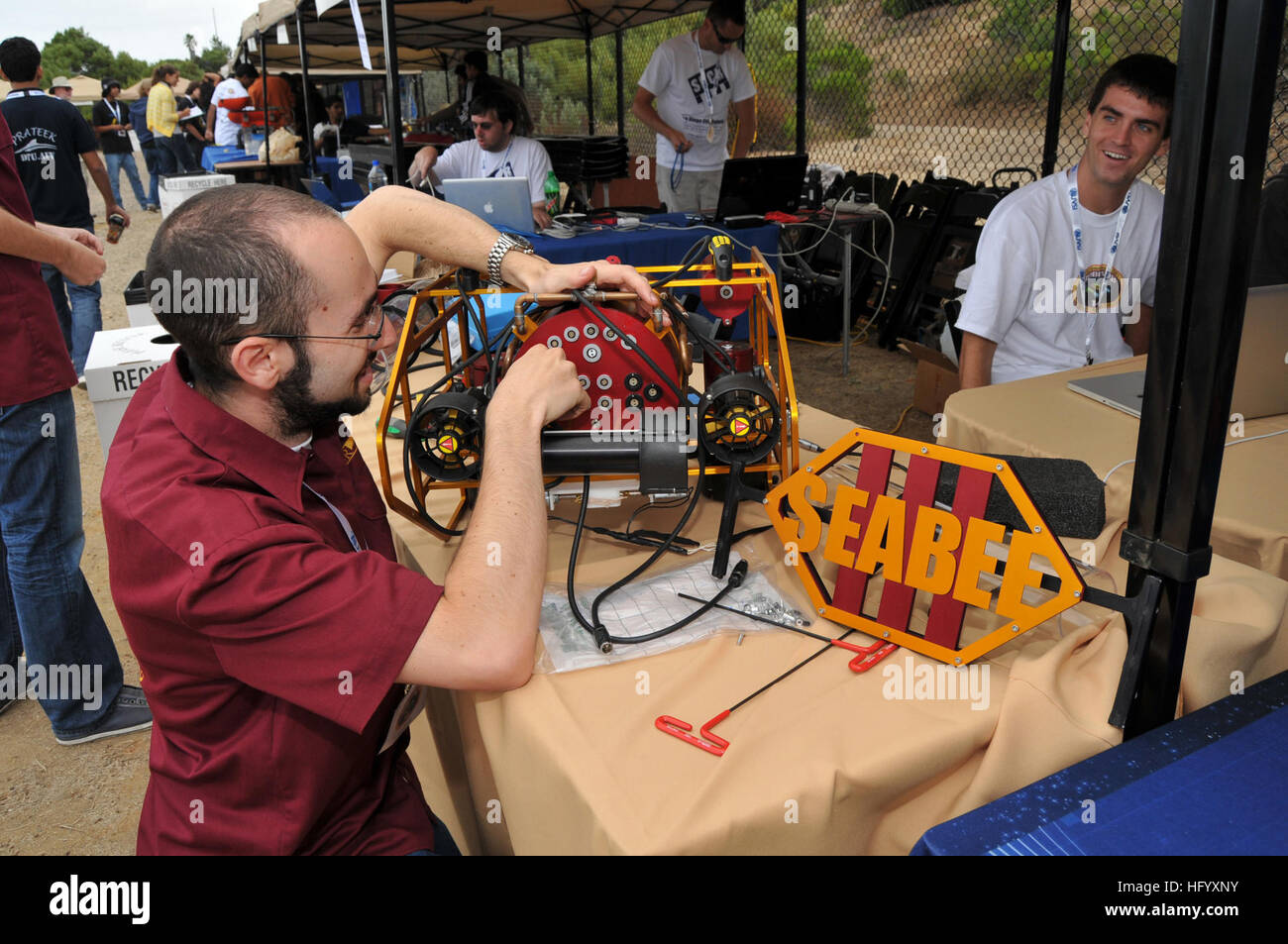 110713-N-ONU340-029 SAN DIEGO (Luglio 13, 2011) Noè Olsman, la University of Southern California, studente prepara il suo teamÕs veicolo autonomo sottomarino (AUV), SeaBee III, per una pratica esecuzione durante il XIV annuale internazionale di concorrenza RoboSub presso lo spazio e la guerra navale Sistemi Pacifico Centrale. La concorrenza, co-sponsorizzato dall'Ufficio di ricerca navale e l'Associazione per il veicolo senza equipaggio Systems International (AUVSI), sfide di squadre di studenti agli ingegneri di progettare AUVs per eseguire missioni realistiche in un oceano simulato l'ambiente. (U.S. Navy foto di Rick Naystatt/RILASCIATO) Noi Nav Foto Stock