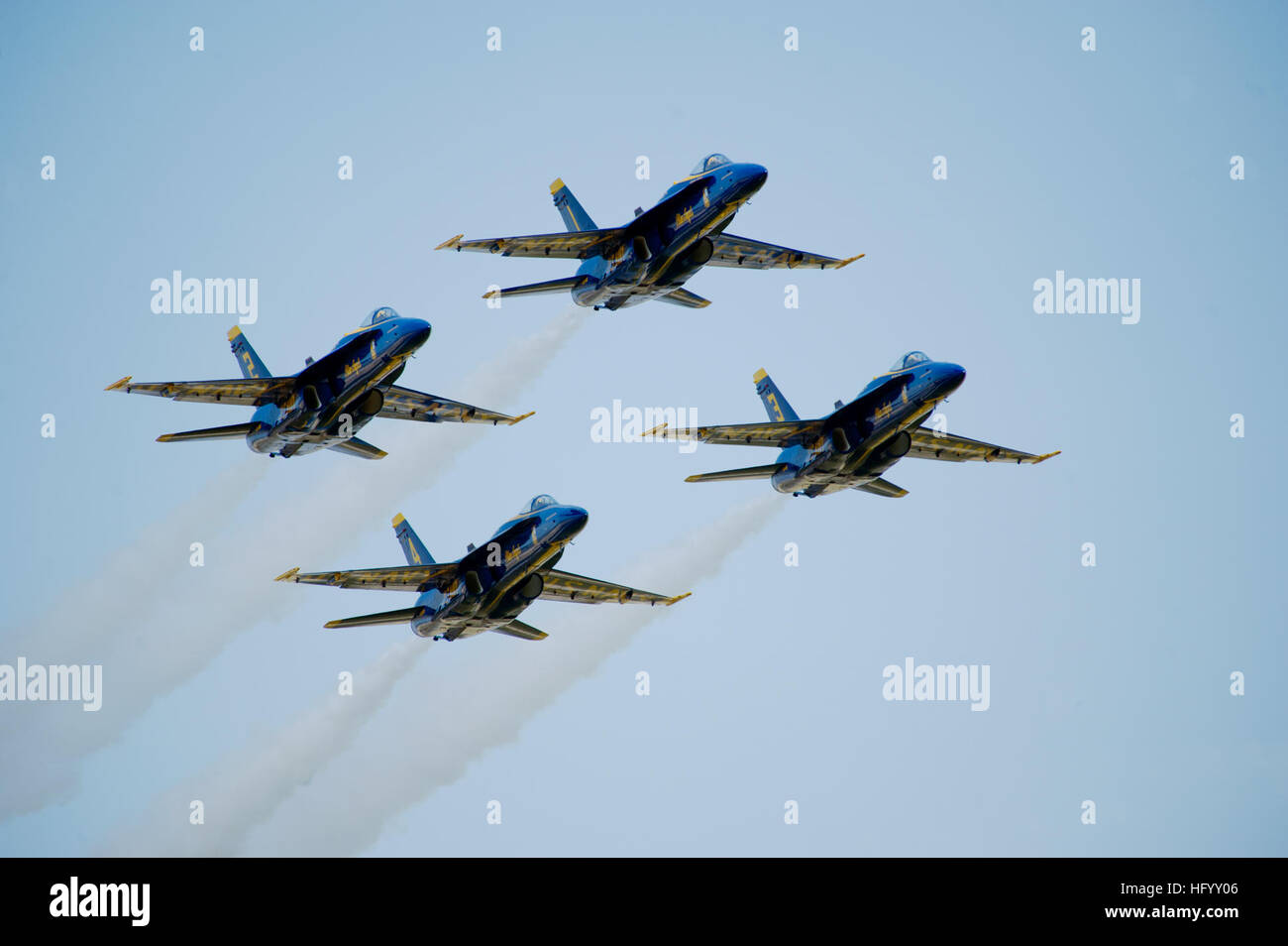 110716-N-IR859-019 Rochester, N.Y. (Luglio 16, 2011), Stati Uniti Navy dimostrazione di volo squadrone, Blue Angels, impostato per eseguire il diamante alettone a rullo a ESL International Air Show durante il Rochester Navy settimana. Navy settimane sono destinate a mostrare gli investimenti americani hanno fatto nella loro Marina come una forza globale per il bene e per accrescere la consapevolezza in città che non hanno una significativa presenza della Marina. (U.S. Foto di Marina di Massa lo specialista di comunicazione 2a classe Jen Blake/RILASCIATO) Navy US 110716-N-IR859-019 U.S. Navy dimostrazione di volo squadrone, Blue Angels Foto Stock