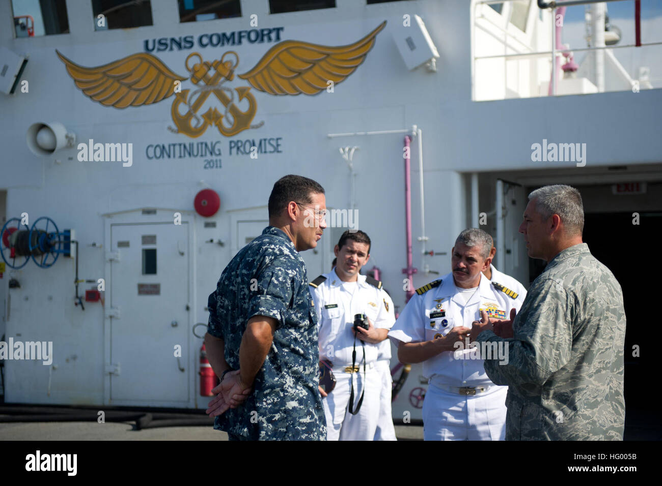 110810-N-RM525-043 PUNTARENAS, Costa Rica (Agosto 10, 2011) Commodore Brian Nickerson, comandante della missione per continuare la promessa 2011, dà Costa Rican della Guardia Costiera un tour a bordo del militare comando Sealift nave ospedale USNS Comfort (T-AH 20). Continuando la promessa è un cinque mesi di assistenza umanitaria missione per i Caraibi, America Centrale e Sud America. (U.S. Foto di Marina di Massa lo specialista di comunicazione 2a classe Jonathen E. Davis/RILASCIATO) Navy US 110810-N-RM525-043 Commodore Brian Nickerson, comandante della missione per continuare la promessa 2011, dà Costa Rican Coast Guard Foto Stock