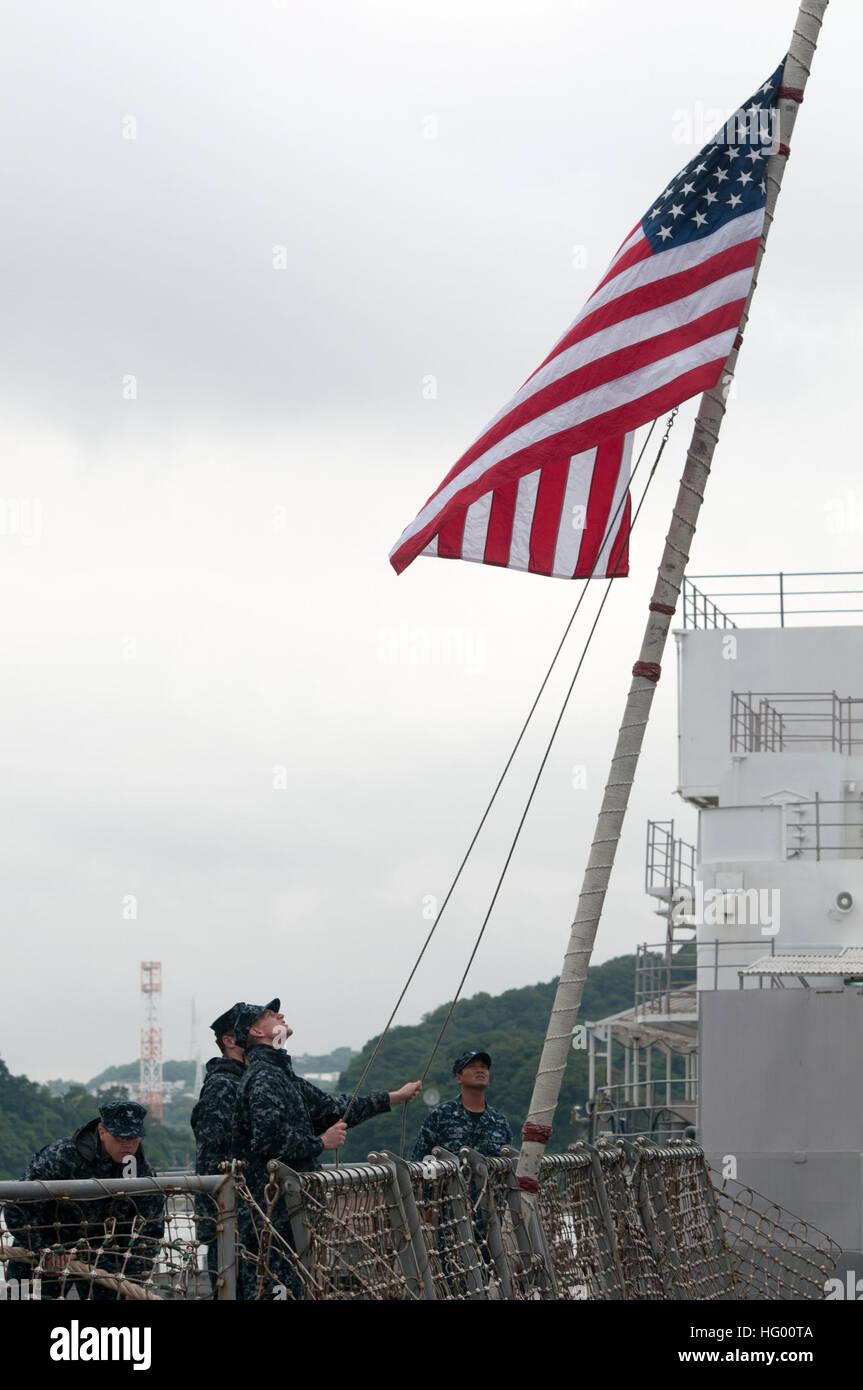 110822-N-SF508-025 Yokosuka, Giappone (Agosto 22, 2011) i marinai a bordo del Arleigh Burke-class guidato-missile destroyer USS McCampbell (DDG 85) sollevare il ensign dopo l attracco al comandante le attività della flotta Yokosuka dopo la sua pattuglia di estate. McCampbell è assegnato a Destroyer Squadron (DESRON) 15 e viene distribuito a Yokosuka, Giappone. (U.S. Foto di Marina di Massa lo specialista di comunicazione di terza classe Charles Oki/RILASCIATO) Navy US 110822-N-SF508-025 ormeggiata, colori del cambio, la USS McCampbell torna a Yokosuka Foto Stock
