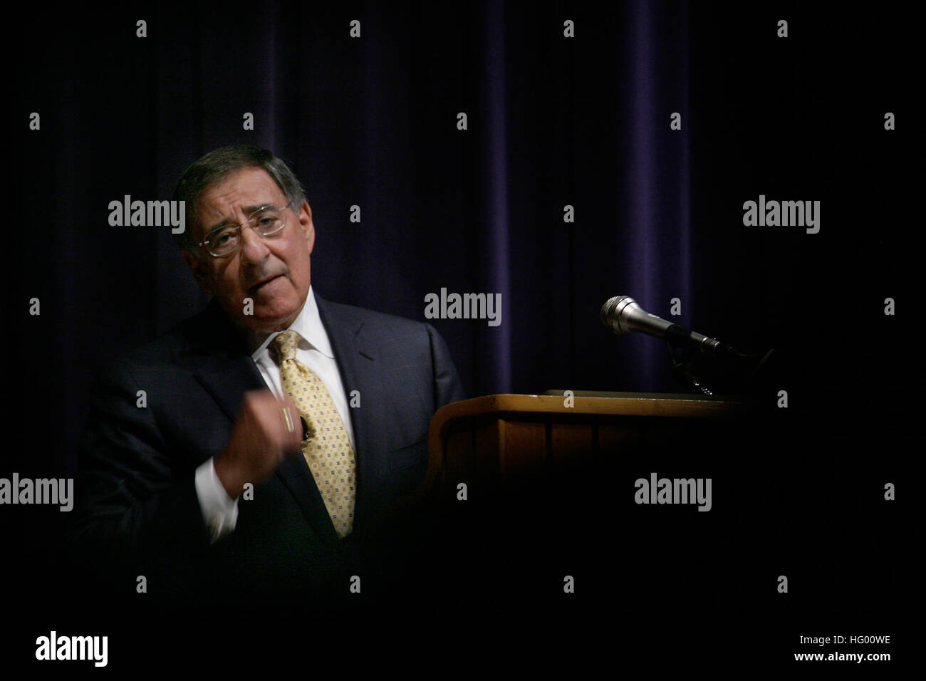 110823-N-AE587-118 Monterey, California (Agosto 23, 2011) Segretario della Difesa (SECDEF) E. Leon Panetta parla alla Naval Postgraduate School studenti, docenti e facoltà in King Auditorium durante un segretario della Marina guest lecture. (U.S. Navy foto di Javier Chagoya/RILASCIATO) Navy US 110823-N-AE587-118 Segretario della Difesa (SECDEF) E. Leon Panetta parla alla Naval Postgraduate School studenti, docenti e facoltà in King au Foto Stock
