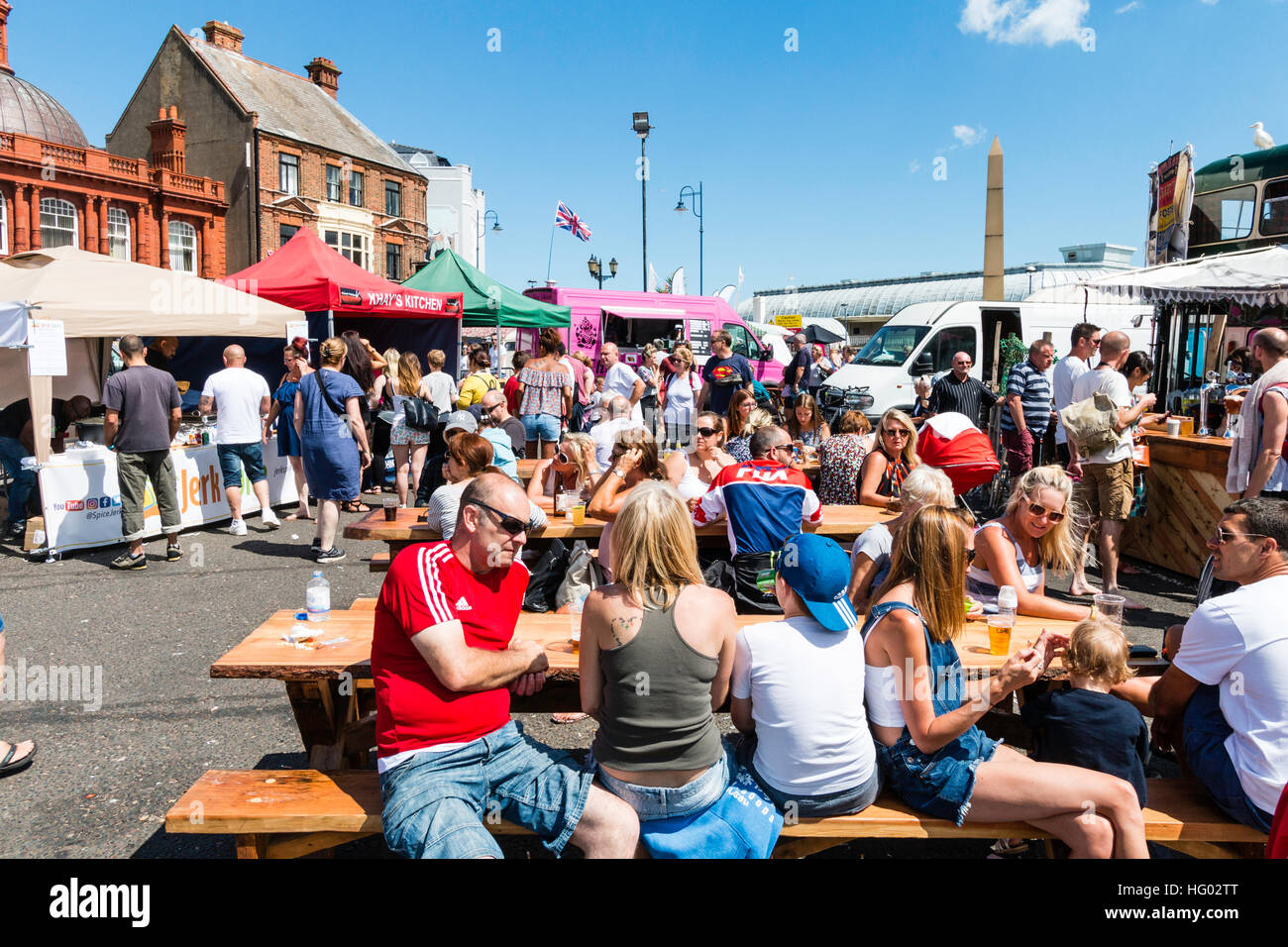 Lungomare di inglese a Ramsgate con persone sedute a tavoli e sedie godendo bevande durante il tempo molto caldo in estate. Foto Stock