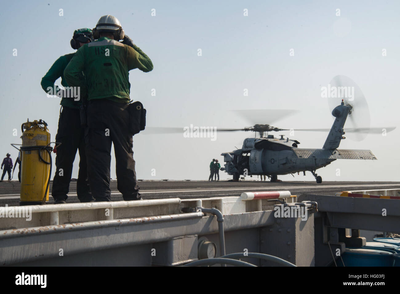 160721-N-QI061-455 Stretto di Hormuz (21 luglio 2016) - marinai stand controllo antincendio per un MH-60S Sea Hawk elicottero assegnato per il polveroso cani di elicottero di mare squadrone di combattimento (HSC) 7 sul ponte di volo della portaerei USS Dwight D. Eisenhower CVN (69) (IKE). Ike e la sua portante Strike gruppo vengono distribuiti a supporto di funzionamento inerenti risolvere, le operazioni di sicurezza marittima e di teatro la cooperazione in materia di sicurezza gli sforzi negli Stati Uniti Quinta Flotta area di operazioni. (U.S. Foto di Marina di Massa Specialista comunicazione classe terza Nathan barba/RILASCIATO) USS Dwight D. Eisenhower 160721 Distribuzione-N-Q Foto Stock