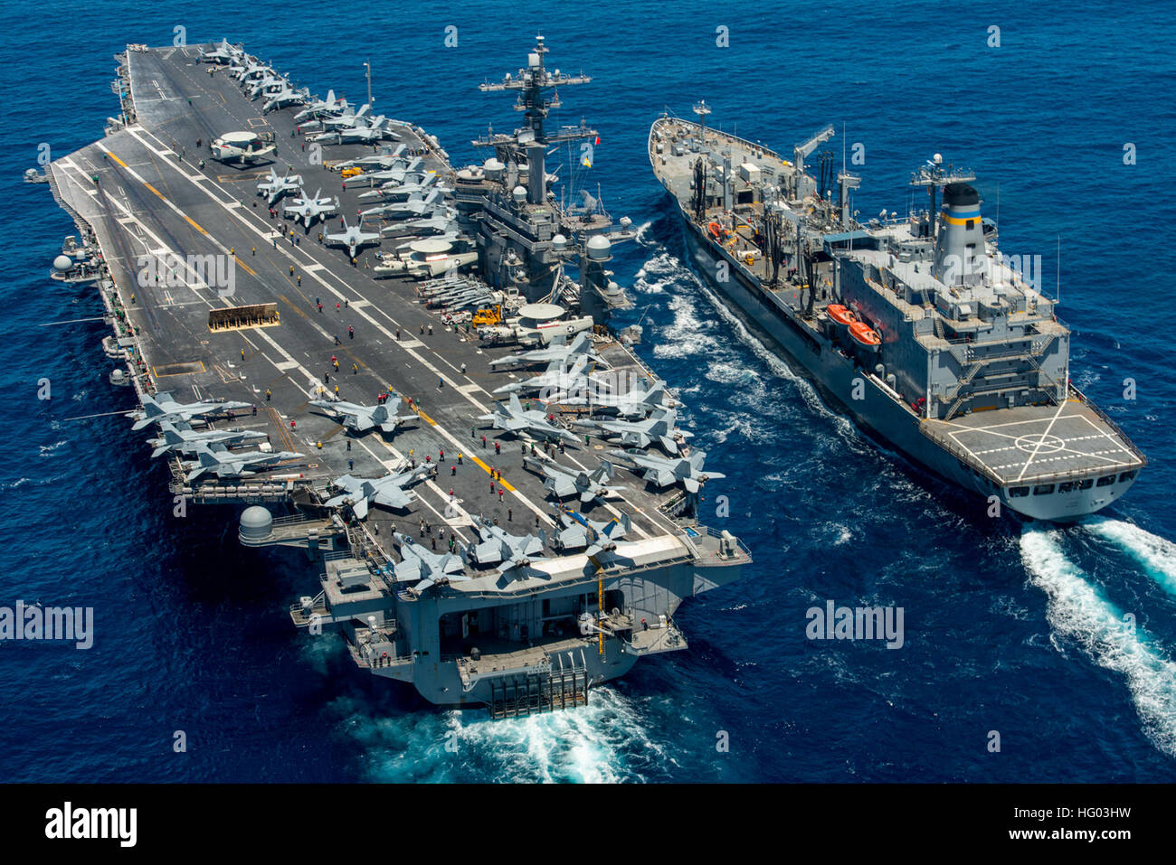 Oceano Pacifico (26 luglio 2016) La portaerei USS Carl Vinson (CVN 70) conduce a una ricostituzione in mare con la flotta di rifornimento USNS oliatore Yukon (T-AO 202). Carl Vinson è attualmente in corso con avviato Carrier aria Wing 2 e Destroyer Squadron 1 condurre la nave su misura della disponibilità di formazione (TSTA) e la valutazione finale il problema in preparazione per la loro prossima distribuzione. Durante la tsta, a galla gruppo Formazione Pacific valuta esercizi di allenamento e di scenari del mondo reale, ponendo un particolare accento sul danno il controllo, ponte di volo e le operazioni di combattimento simulato. (U.S. Foto di Marina di Massa communi Foto Stock