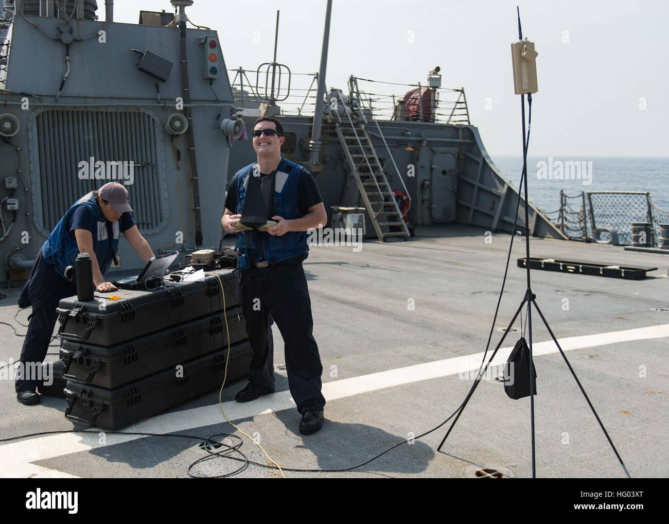 160823-N-GP524-030 GOLFO ARABICO (Agosto 23, 2016) Fire Controlman 1a classe Lauren Cagle, sinistra e intendente di 2a classe di Greg Flippen il controllo remoto di un RQ-20un Puma AE (tutti) Ambiente dei velivoli senza pilota sistema dal ponte di volo dell'guidato-missile destroyer USS Stout (DDG 55). Stout, distribuito come parte di Eisenhower Carrier Strike gruppo, è di sostenere le operazioni di sicurezza marittima e di teatro la cooperazione in materia di sicurezza gli sforzi negli Stati Uniti Quinta Flotta area di operazioni. (U.S. Foto di Marina di Massa lo specialista di comunicazione di terza classe Bill Dodge) USS STOUT (DDG 55) DEPLOYMENT 2016 160823-N-GP524-03 Foto Stock