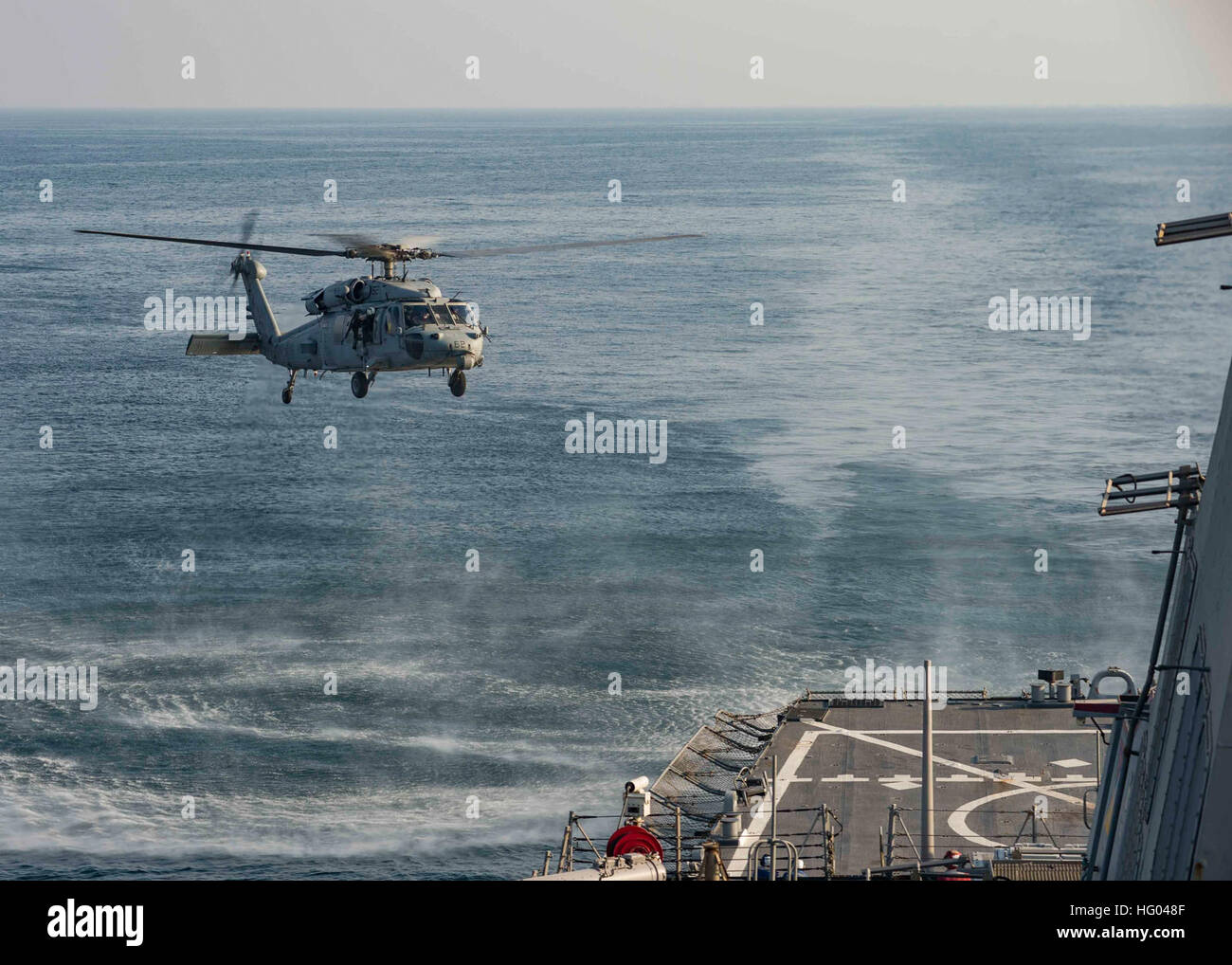 160915-N-GP524-122 GOLFO ARABICO (sett. 13, 2016) un MH-60S Sea Hawk, assegnato per i caricatori di elicottero di mare squadrone di combattimento (HSC) 26, si prepara a terra a bordo guidato-missile destroyer USS Stout (DDG 55). Stout, distribuito come parte di Eisenhower Carrier Strike gruppo, è di sostenere le operazioni di sicurezza marittima e di teatro la cooperazione in materia di sicurezza gli sforzi negli Stati Uniti Quinta Flotta area di operazioni. (U.S. Foto di Marina di Massa lo specialista di comunicazione di terza classe Bill Dodge) USS STOUT (DDG 55) DEPLOYMENT 2016 160915-N-GP524-122 Foto Stock