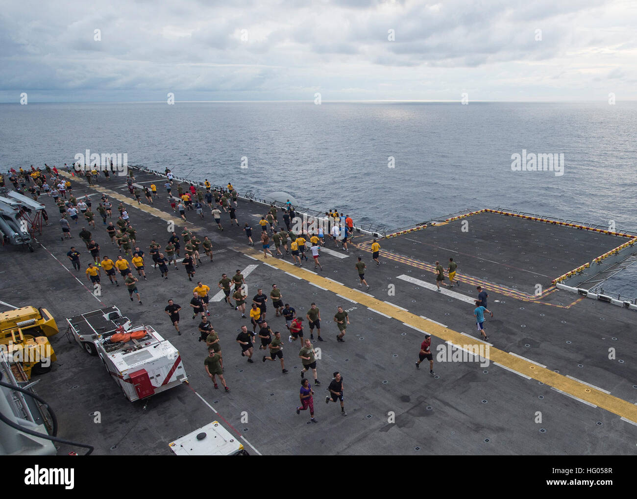 161124-N-TN558-010 OCEANO INDIANO (nov. 24, 2016) Marinai e Marines a bordo dell'assalto anfibio nave USS Makin Island (LHD 8) partecipare alla Giornata del Ringraziamento Turchia trotto 5K sul ponte di volo Makin Island, il prodotto di punta della Makin Island anfibio gruppo pronto, celebrato ringraziamento durante il funzionamento negli Stati Uniti 7 flotta area di operazioni con il avviato undicesimo Marine Expeditionary Unit a sostegno della sicurezza e della stabilità in Indo-Asia-regione del Pacifico. (U.S. Navy foto di Sottufficiali di prima classe Jason J. Perry/RILASCIATO) USS Makin Island ringraziamento 5K 161124-N-TN558-010 Foto Stock