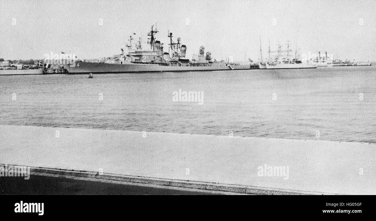 Fregata missilistica guidata USS Dewey (DLG-14) ormeggiata nel porto di Kiel, in Germania, mostrando il profilo della nave, le attrezzature di coperta e la sovrastruttura durante una visita al porto dell'era della Guerra fredda nel 1961. Foto Stock