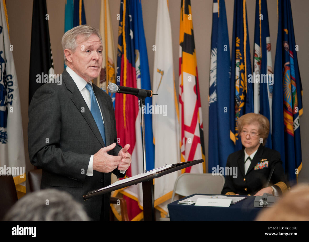 111104-N-AC887-001 Arlington, Virginia (nov. 4, 2011) segretario della Marina (SECNAV) gli onorevoli Ray Mabus indirizzi partecipanti alla bandiera femmina vertice di formazione presso le donne in servizio militare d'America Memorial. Mabus discusse delle sue priorità e ha ringraziato il Vice Adm. Ann Rondeau, presidente della Difesa Nazionale Università e altri alti funzionari della Marina le donne di servizio per il loro ruolo di leadership. (U.S. Foto della marina da capo la comunicazione di massa specialista rasoi Sam/RILASCIATO) Navy US 111104-N-AC887-001 segretario della Marina (SECNAV) gli onorevoli Ray Mabus risolve i partecipanti al flag di sesso femminile per la formazione di un vertice Foto Stock