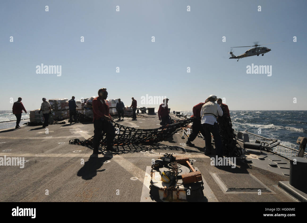 111005-N-XQ375-203 GOLFO ARABICO (ott. 5, 2011) marinai forniture di scarico sul ponte di volo dell'guidato-missile destroyer USS Mitscher (DDG 57) durante un rifornimento verticale con la forza militare di comando Sealift fast combattere la nave appoggio USNS Ranieri (T-AOE 7). Mitscher è distribuito negli Stati Uniti Quinta Flotta area di responsabilità condurre le operazioni di sicurezza marittima e le missioni di sostegno come parte delle operazioni Enduring Freedom e nuova alba. (U.S. Foto di Marina di Massa lo specialista di comunicazione di terza classe Deven B. King/RILASCIATO) Navy US 111005-N-XQ375-203 marinai forniture di scarico sul ponte di volo dell' Foto Stock