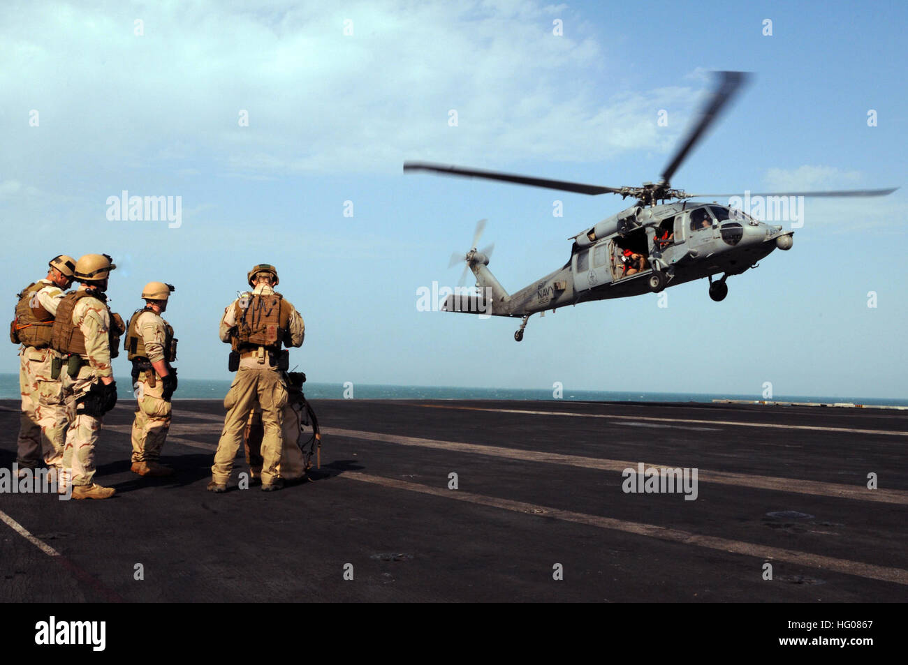 111101-N-JD217-233 GOLFO ARABICO (nov. 1, 2011) velisti assegnati per l'eliminazione degli ordigni esplosivi unità mobile (EODMU) 2 bordo un MH-60S Sea Hawk elicottero assegnato al mare in elicottero Combat Squadron (HSC) 9 durante un rapido esercizio di corda a bordo della portaerei USS George H.W. Bussola (CVN 77). George H.W. Bush è distribuito negli Stati Uniti Quinta Flotta area di responsabilità sul suo primo spiegamento operativo conducendo le operazioni di sicurezza marittima e le missioni di sostegno come parte delle operazioni Enduring Freedom e nuova alba. (U.S. Foto di Marina di Massa Specialista comunicazione marinaio Jessica Echerri/RILASCIATO) U Foto Stock