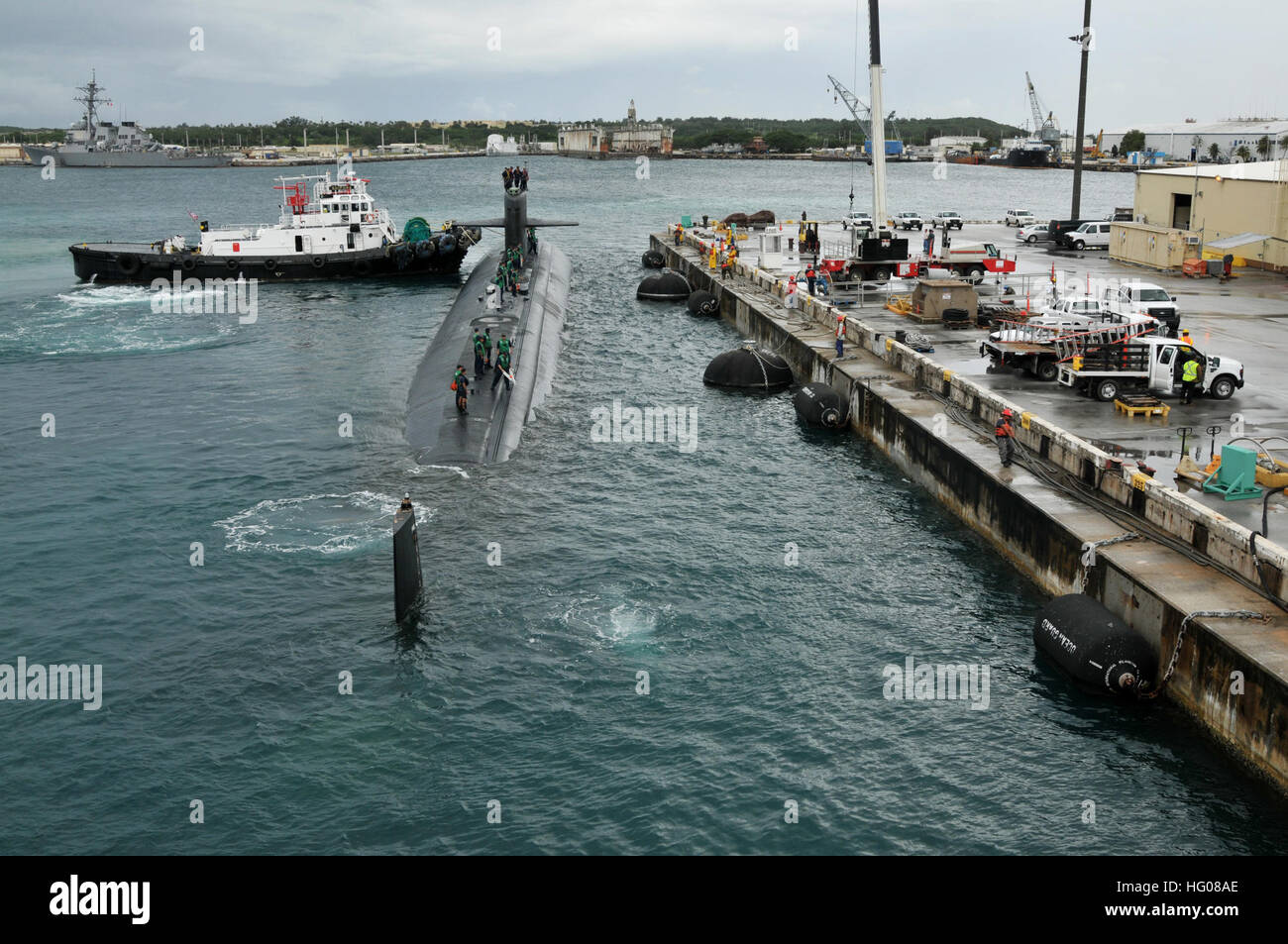 111103-N-BQ308-021 POLARIS POINT, Guam (nov. 3, 2011) Il Los Angeles-class attack submarine USS Buffalo (SSN 715) restituisce dopo tre settimane di distribuzione negli Stati Uniti 7 flotta area di responsabilità. Squadriglia Sommergibili (SUBRON) 15 è il solo distribuito Squadriglia Sommergibili, manutenzione, formazione logistica e supporto amministrativo per i sommergibili assegnati a U.S. 7a flotta. (U.S. Foto di Marina di Massa lo specialista di comunicazione 1a classe William Tonacchio/RILASCIATO) Navy US 111103-N-BQ308-021 il Los Angeles-class attack submarine USS Buffalo (SSN 715) restituisce dopo tre settimane Foto Stock