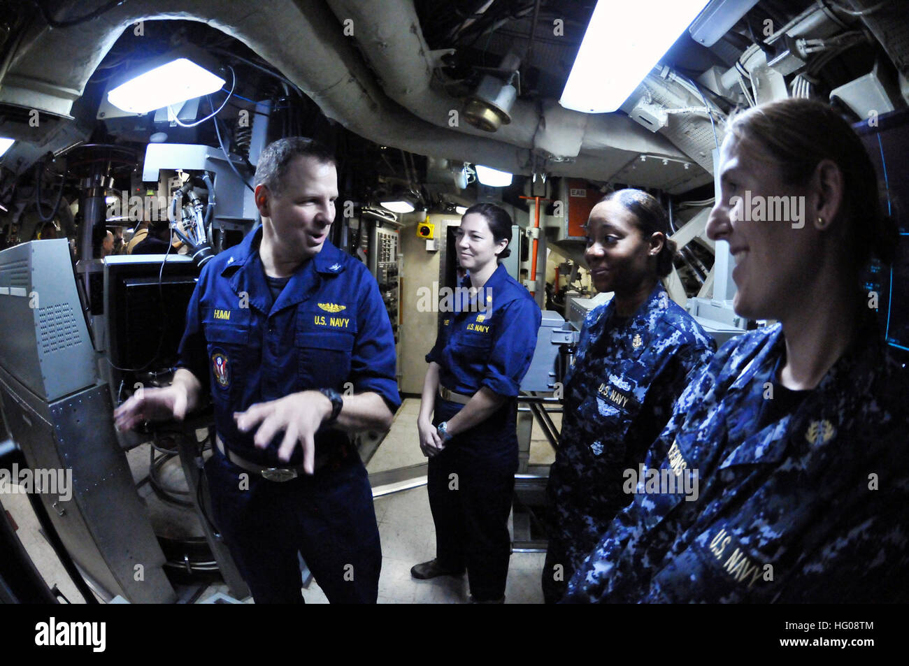 111111-N-BQ308-078 OCEANO PACIFICO (nov. 11, 2011) Capt. Brian Humm, comandante della guidato-missile submarine USS Ohio SSGN (726) Risposte alla qualità della vita domande da tre marinai in visita. Squadriglia Sommergibili (SUBRON) 15 è l'U.S Navy è solo distribuito Squadriglia Sommergibili, manutenzione, formazione logistica e supporto amministrativo per i sommergibili assegnati per gli Stati Uniti 7a flotta. (U.S. Foto di Marina di Massa lo specialista di comunicazione 1a classe William Tonacchio/RILASCIATO) Navy US 111111-N-BQ308-078 Capt. Brian Humm, comandante della guidato-missile submarine USS Foto Stock
