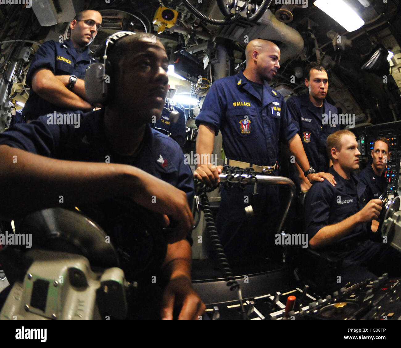 111111-N-BQ308-083 OCEANO PACIFICO (nov. 11, 2011) marinai a bordo guidato-missile submarine USS Ohio (SSGN 726) preparare per immersione la barca. Ohio è assegnato alla Squadriglia Sommergibili (SUBRON) 15, la Marina Militare degli Stati Uniti è solo distribuito Squadriglia Sommergibili, manutenzione, formazione logistica e supporto amministrativo per i sommergibili assegnati per gli Stati Uniti 7a flotta. (U.S. Foto di Marina di Massa lo specialista di comunicazione 1a classe William Tonacchio/RILASCIATO) Navy US 111111-N-BQ308-083 marinai a bordo guidato-missile submarine USS Ohio (SSGN 726) preparare per immersione la barca Foto Stock