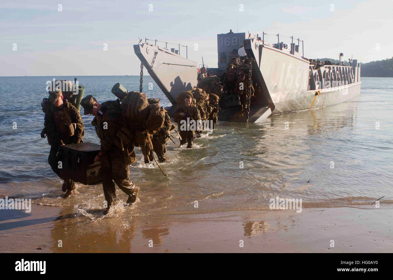 111212-M-EE799-013 risma base navale, Cambogia (dec. n. 12, 2011) Marines assegnato all'undicesimo Marine Expeditionary Unit (XI MEU) sbarcare una landing craft di partecipare ad una assistenza umanitaria e di soccorso in caso di catastrofe esercizio con alle forze armate del Regno di Cambogia. (U.S. Marine Corps foto di Cpl. Ryan Carpenter/RILASCIATO) Navy US 111212-M-EE799-013 Marines assegnato all'undicesimo Marine Expeditionary Unit (XI MEU) sbarcare una landing craft Foto Stock