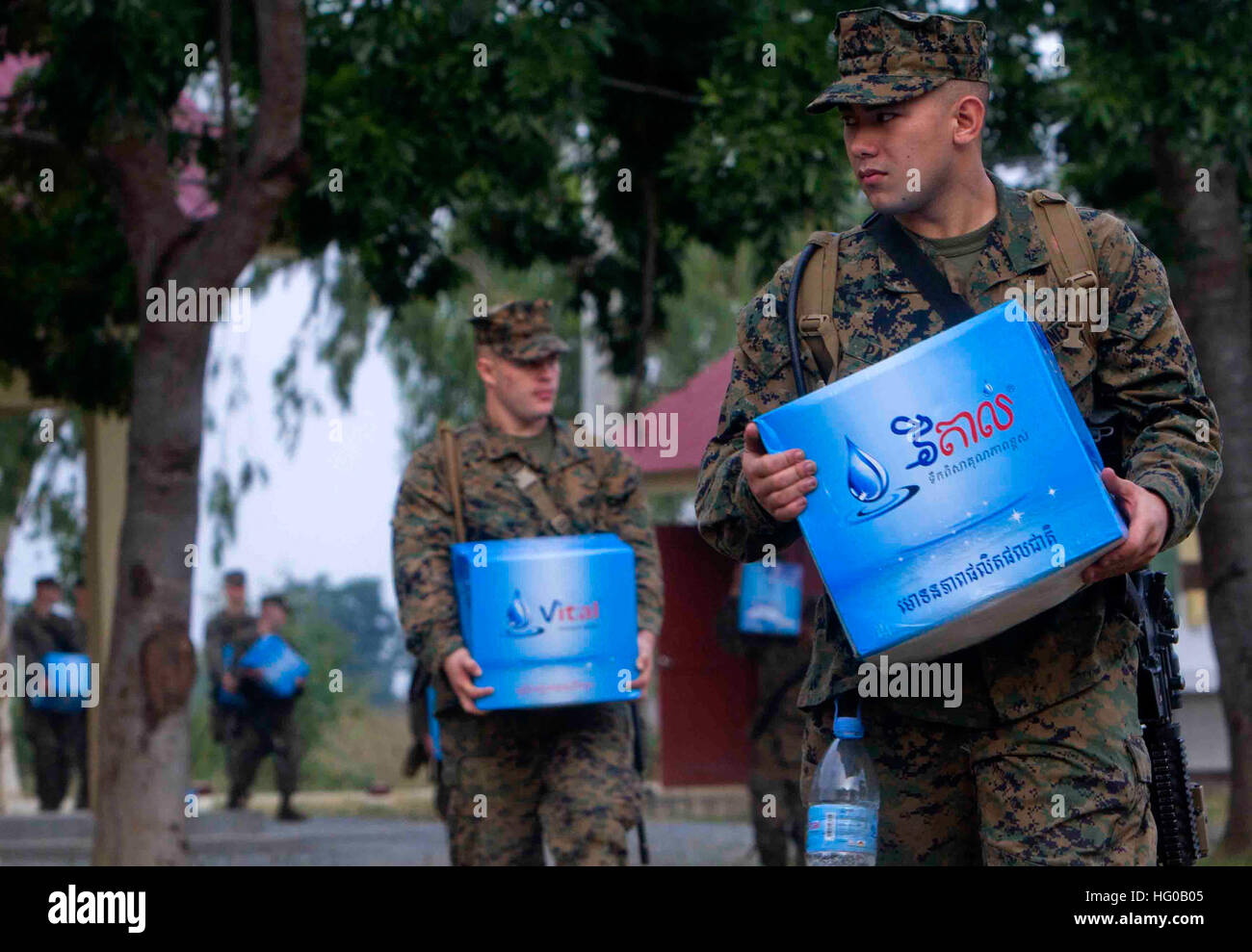 111213-M-EE799-014 Phnom Penh Cambogia (dec. n. 13, 2011) Marines assegnato all'undicesimo Marine Expeditionary Unit (XI MEU) portare acqua per un campeggio durante la formazione unilaterale. Xi MEU è operante negli Stati Uniti 7 flotta area di responsabilità come parte del Makin Island pronta Gruppo. (U.S. Marine Corps foto di Cpl. Ryan Carpenter/RILASCIATO) Navy US 111213-M-EE799-014 Marines assegnato all'undicesimo Marine Expeditionary Unit (XI MEU) portare acqua per un campeggio durante la formazione unilaterale Foto Stock