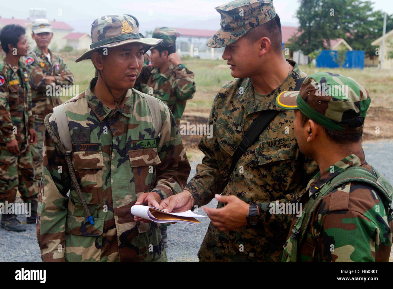 111213-M-EE799-129 Phnom Penh Cambogia (dec. n. 13, 2011) Sgt. Sophearith Kann, una guida di plotone assegnato all'undicesimo Marine Expeditionary Unit (XI MEU), parla ai membri della Royal cambogiano di forze armate. Xi MEU è operante negli Stati Uniti 7 flotta area di responsabilità come parte del Makin Island pronta Gruppo. (U.S. Marine Corps foto di Cpl. Ryan Carpenter/RILASCIATO) Navy US 111213-M-EE799-129 Sgt. Sophearith Kann, una guida di plotone assegnato all'undicesimo Marine Expeditionary Unit (XI MEU), parla ai membri della Foto Stock