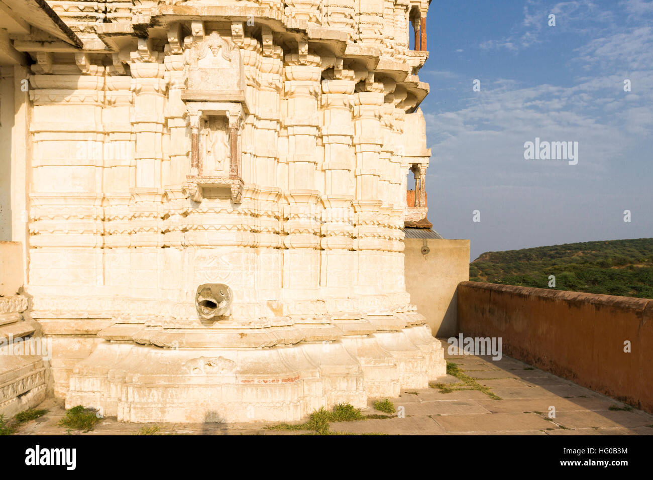 La vita ordinaria intorno del tempio del sole , chiamato Surya Mandir. Jaipur, Rajasthan, India Foto Stock