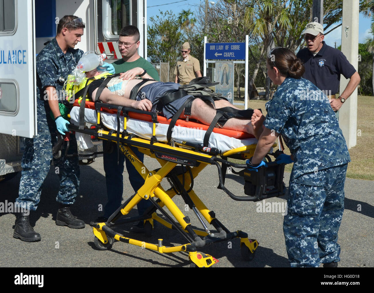 120119-N-CD652-002 Guantanamo Bay (GEN. 19, 2012) tecnico di emergenza (EMT) partecipanti Hospital Corpsmen 3rd Class Corey Bynum e Stacey Zimmerman Hospitalman carico Briar Smith in una ambulanza durante una formazione sul campo esercizio a Guantánamo Bay. I partecipanti sono a metà strada attraverso un mese di lungo corso che lo qualifica come registrato a livello nazionale EMTs. A causa del suo isolamento, U.S Ospedale Navale di Guantanamo Bay è il solo medico navale di impianto che offre Navy Corpsmen l opportunità di treno per diventare EMTs attraverso l'ospedale. (U.S. Foto di Marina di Stacey Byington/RILASCIATO) Navy US 120119- Foto Stock