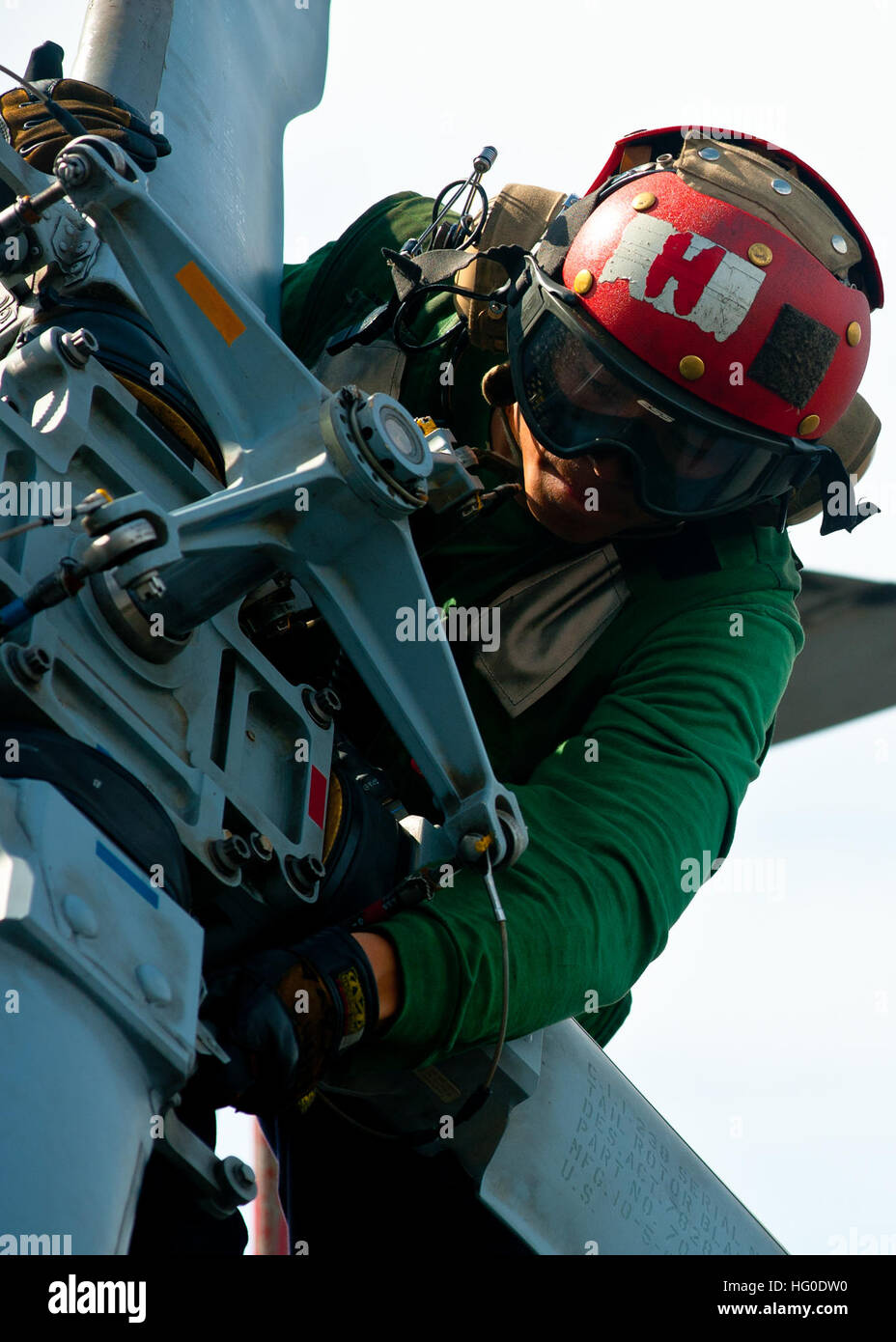 Un meccanico dell'aviazione strutturale ispeziona un MH-60R Sea Hawk dell'HSM-71 a bordo della USS John C. Stennis nel Mar Cinese meridionale durante le operazioni di sicurezza marittima. Foto Stock