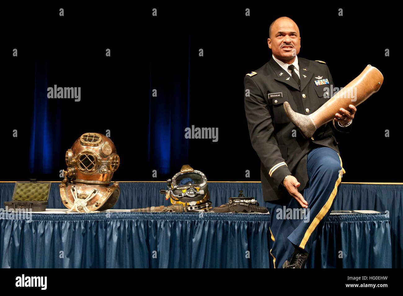 120210-N-PM781-002 WASHINGTON (feb. 10. 2012) Army Chief Warrant Officer Phillip Brashear, figlio di Master Chief Carl Brashear, tiene il suo padre gamba protesico come egli parla con un gruppo circa i suoi padri' eredità. La manifestazione si è svolta in onore della storia nero al mese. (U.S. Foto di Marina di Massa lo specialista di comunicazione 1a classe Arif Patani/RILASCIATO) Navy US 120210-N-PM esercito781-002 Chief Warrant Officer Phillip Brashear, figlio di Master Chief Carl Brashear, tiene il suo padre gamba protesico come egli Foto Stock