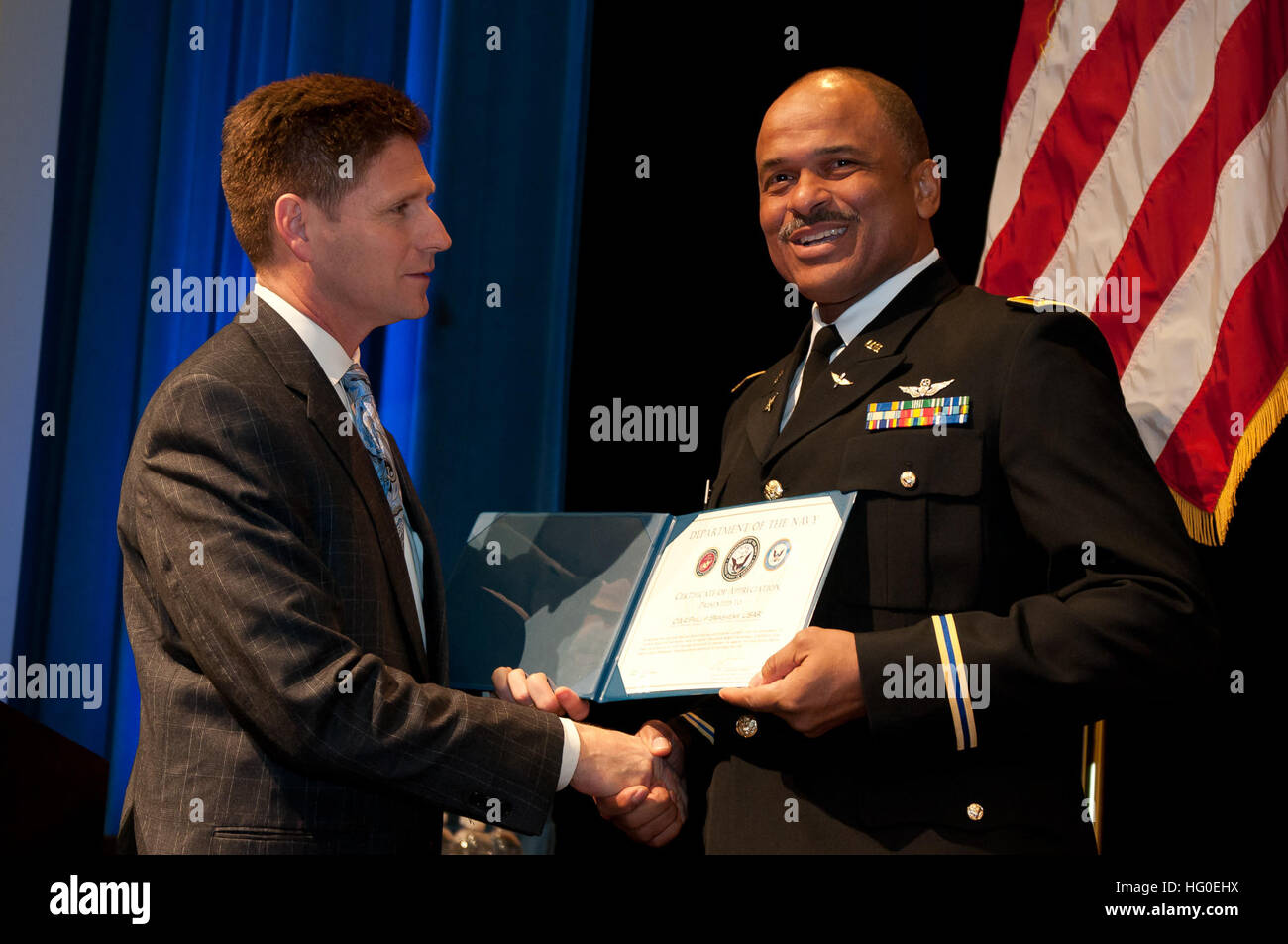 120210-N-PM781-003 WASHINGTON (feb. 10. 2012) assistente segretario della Marina per la manodopera e gli affari di riserva Juan Garcia presenta Army Chief Warrant Officer Phillip Brashear, figlio di Master Chief Carl Brashear, con una lettera di apprezzamento dopo Bashear parlò a un gruppo di circa il suo padre's legacy. Il discorso è stato parte di un evento tenutosi in onore della storia nero al mese. (U.S. Foto di Marina di Massa lo specialista di comunicazione 1a classe Arif Patani/RILASCIATO) Navy US 120210-N-PM781-003 assistente segretario della Marina per la manodopera e gli affari di riserva Juan Garcia presenta Army Chief Warrant Officer Phillip Foto Stock