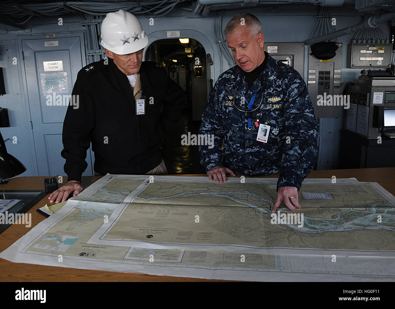 Il cap. Pete Hildreth, comandante del sommergibile offerta USS Frank cavo (come 40), mostra Adm posteriore. James Caldwell Jr., Commander, Submarine Force, U.S. Flotta del Pacifico, le carte di navigazione utilizzato per viaggiare verso il basso il Columbia River. Cavo di Frank è temporaneamente scaricata dalla conduzione di attività di manutenzione di sottomarini e navi di servizio distribuito negli Stati Uniti 7 flotta area di responsabilità dal sommergibile offerta USS Emory S. Land (come 39) ed è attualmente a Portland per un regolare revisione e dry-docking. USS Frank Cable 120309-N-CO162-021 Foto Stock