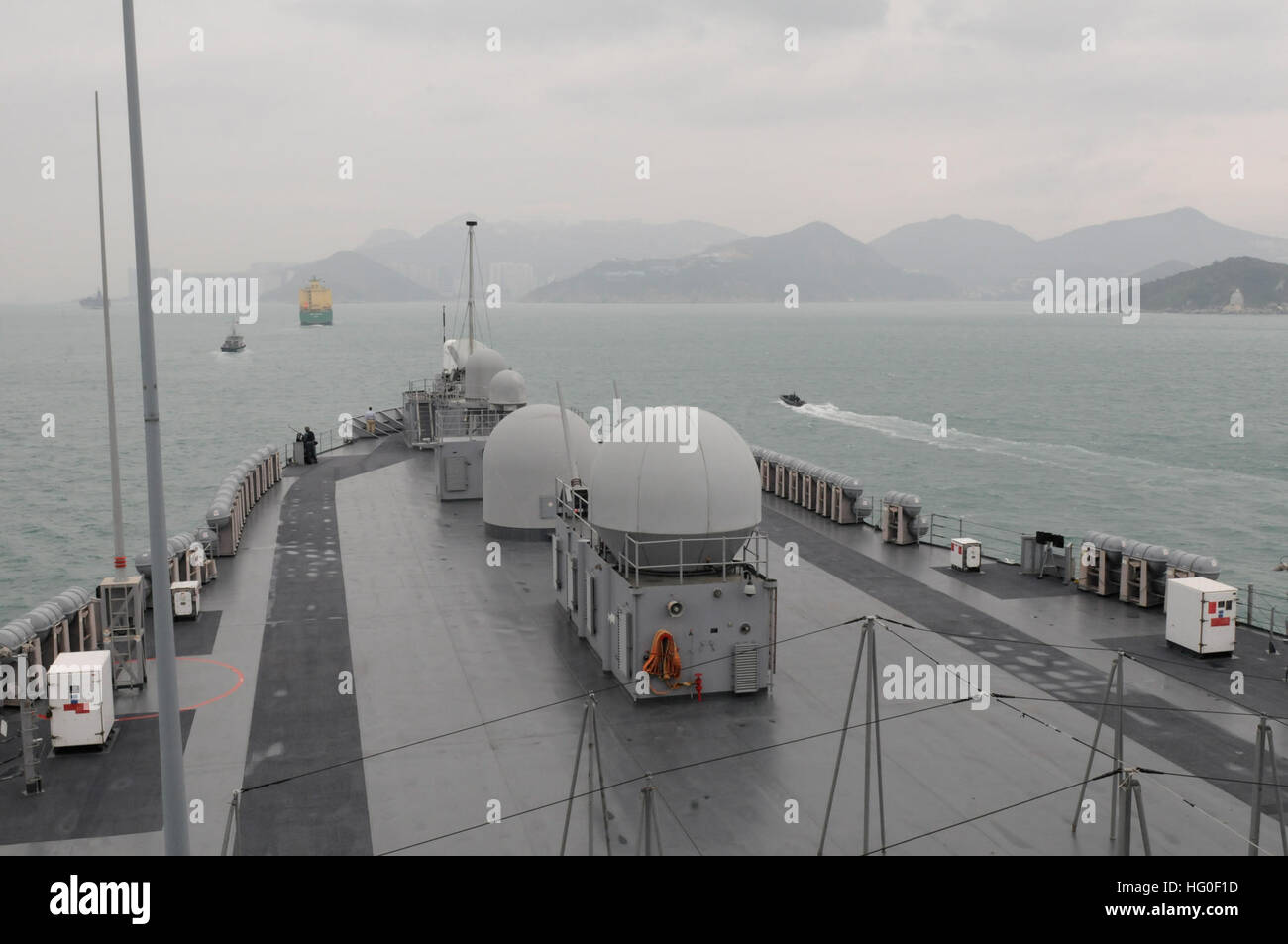 La USS Blue Ridge (LCC 19), ammiraglia della 7a flotta statunitense, arriva ad Hong Kong per una visita portuale programmata con personale della flotta imbarcato. Foto Stock