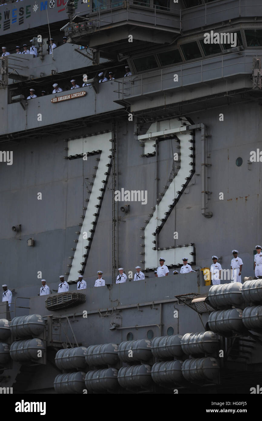 U.S. marinai uomo le rotaie a bordo della portaerei USS Abraham Lincoln (CVN 72) come Lei arriva per una programmata visita porta a Naval Station Mayport Fla., Agosto 4, 2012. Lincoln è rotta in Norfolk, Virginia, per completare un cambiamento del porto di attracco dopo otto mesi di distribuzione negli Stati Uniti 5th, U.S. 6 E STATI UNITI Flotta di 7 aree di responsabilità. (U.S. Foto di Marina di Massa lo specialista di comunicazione 2a classe sale Cebe/RILASCIATO) USS Abraham Lincoln 120804-N-MK583-082 Foto Stock U.S. marinai uomo le rotaie a bordo della portaerei USS Abraham Lincoln (CVN 72) come Lei arriva per una programmata visita porta a Naval Station Mayport Fla., Agosto 4, 2012. Lincoln è rotta in Norfolk, Virginia, per completare un cambiamento del porto di attracco dopo otto mesi di distribuzione negli Stati Uniti 5th, U.S. 6 E STATI UNITI Flotta di 7 aree di responsabilità. (U.S. Foto di Marina di Massa lo specialista di comunicazione 2a classe sale Cebe/RILASCIATO) USS Abraham Lincoln 120804-N-MK583-082 Foto Stock