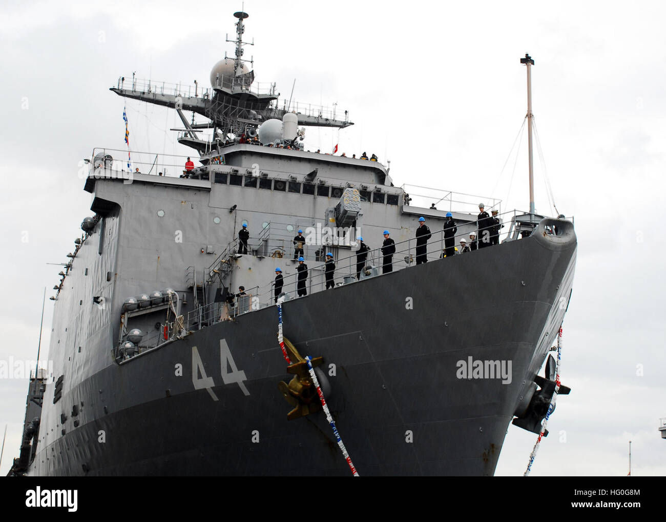 VIRGINIA BEACH, Va. (dec. n. 18, 2012) Il dock anfibio sbarco nave USS Gunston Hall (LSD 44) ritorna al giunto di base Expeditionary poco Creek-Fort Storia. Gunston Hall è stato implementato come parte di Iwo Jima anfibio gruppo pronto a sostegno della sicurezza marittima le operazioni negli Stati Uniti Sesta flotta area di responsabilità. (U.S. Foto di Marina di Massa lo specialista di comunicazione 2a classe Kayla Jo Finley/RILASCIATO) 121812-N-YF783-065 Unisciti alla conversazione http://www.facebook.com/USNavy http://www.twitter.com/USNavy http://navylive.dodlive.mil USS Gunston Hall torna in homeport. (8290275179) Foto Stock