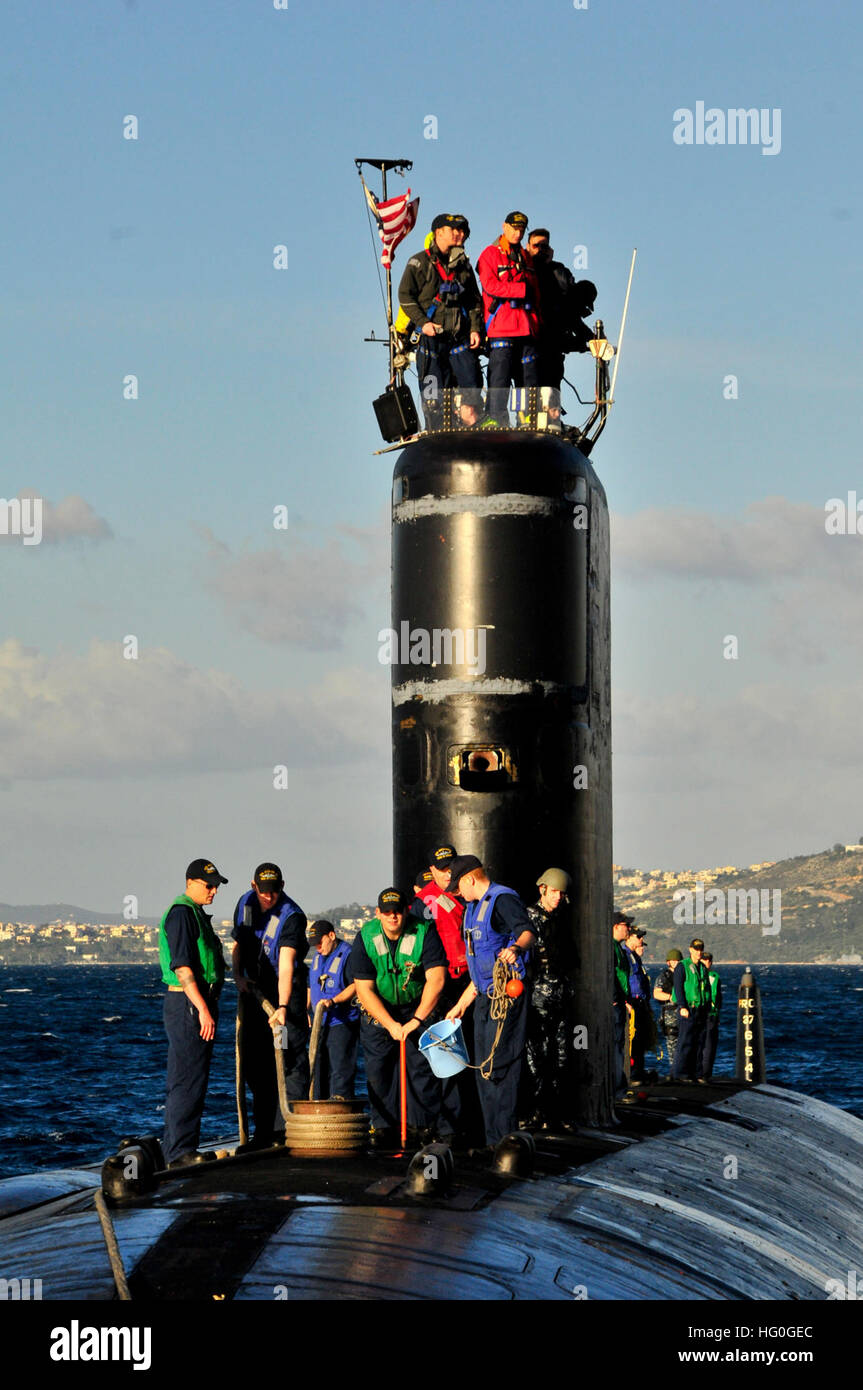 SOUDA BAY, Grecia (GEN. 23, 2013) Il Los Angeles-class attack submarine USS Alessandria (SSN 757) arriva in Souda Bay. Alessandria è su una distribuzione programmata sostenere le operazioni di sicurezza marittima e di teatro la cooperazione in materia di sicurezza gli sforzi negli Stati Uniti Sesta flotta area di responsabilità. (U.S. Navy foto di Paul Farley/RILASCIATO) 130123-N-MO201-076 Unisciti alla conversazione http://www.facebook.com/USNavy http://www.twitter.com/USNavy http://navylive.dodlive.mil USS Alexandria arriva in Grecia. (8413080171) Foto Stock