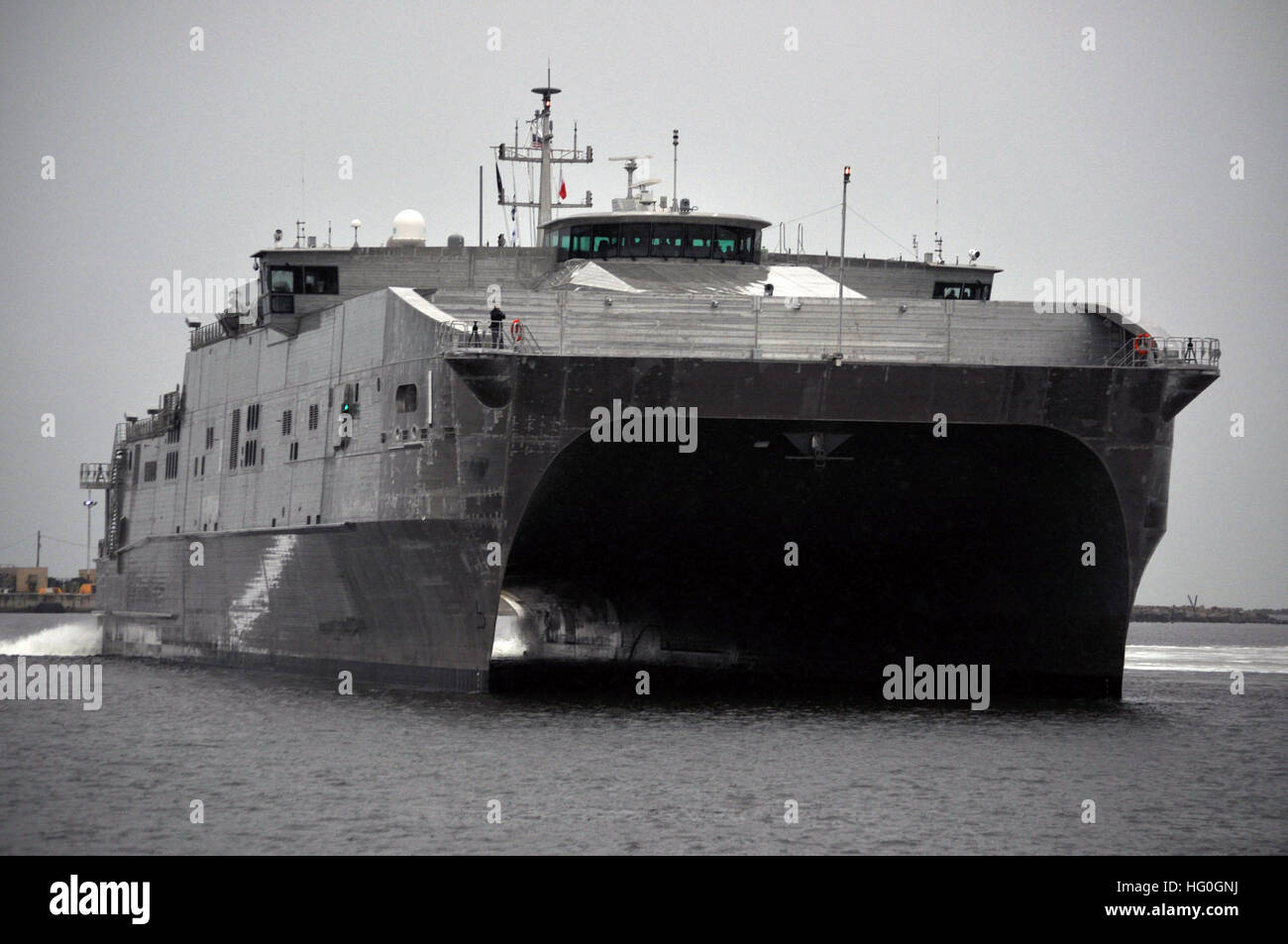 120214-N-IC228-001 NAVAL STATION MAYPORT, Fla. (Feb 14, 2013) i militari Sealift giunto di comando ad alta velocità a nave USNS Spearhead JHSV (1) arriva ad una porta visita alla Naval Station Mayport. Punta di diamante è pianificato per il supporto delle future del sud della stazione di partenariato missioni negli Stati Uniti 4a flotta area di responsabilità. La nuova classe di alta velocità le navi sono in grado di trasportare circa 600 tonnellate di attrezzature e personale militare 1.200 miglia a una velocità media di 35 nodi. (U.S. Navy foto di Lt. La Cmdr. Corey Barker/RILASCIATO) USNS Spearhead arrivo 120214-N-IC228-001 Foto Stock