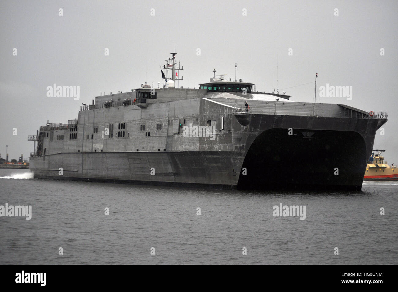 I militari Sealift giunto di comando ad alta velocità a nave USNS Spearhead JHSV (1) arriva ad una porta visita alla Naval Station Mayport. Punta di diamante è pianificato per il supporto delle future del sud della stazione di partenariato missioni negli Stati Uniti 4a flotta area di responsabilità. La nuova classe di alta velocità le navi sono in grado di trasportare circa 600 tonnellate di attrezzature e personale militare 1.200 miglia a una velocità media di 35 nodi. (U.S. Navy foto di Lt. La Cmdr. Corey Barker/RILASCIATO) USNS Spearhead 130214-N-IC228-003 Foto Stock