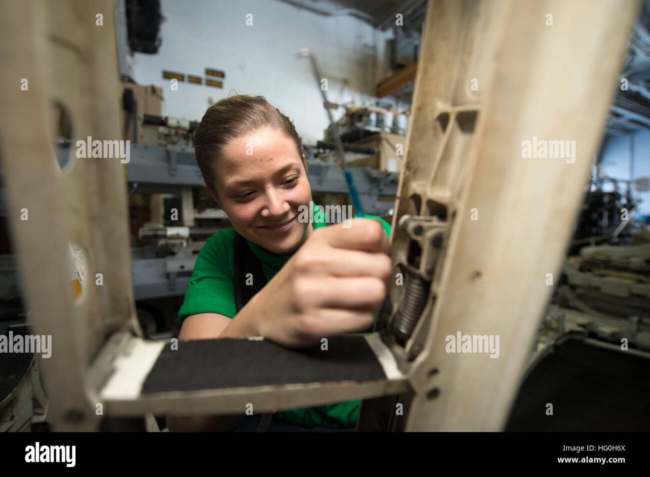 Airman Nicole Griffith, da Whitefish, Mont. esegue la manutenzione di un aggancio della scaletta attaccato a un F/A-18E Super Hornet assegnato all'Pukin cani di Strike Fighter Squadron (VFA) 143 nell'hangar bay a bordo della portaerei USS Dwight D. Eisenhower CVN (69). Dwight D. Eisenhower è distribuito negli Stati Uniti Quinta Flotta area di responsabilità promuovere le operazioni di sicurezza marittima, teatro la cooperazione in materia di sicurezza gli sforzi e le missioni di sostegno come parte dell'Operazione Enduring Freedom. (U.S. Foto di Marina di Massa Specialista comunicazione marinaio Andrew Schneider/RILASCIATO) USS Dwight D. Eisenhower azione 130 Foto Stock