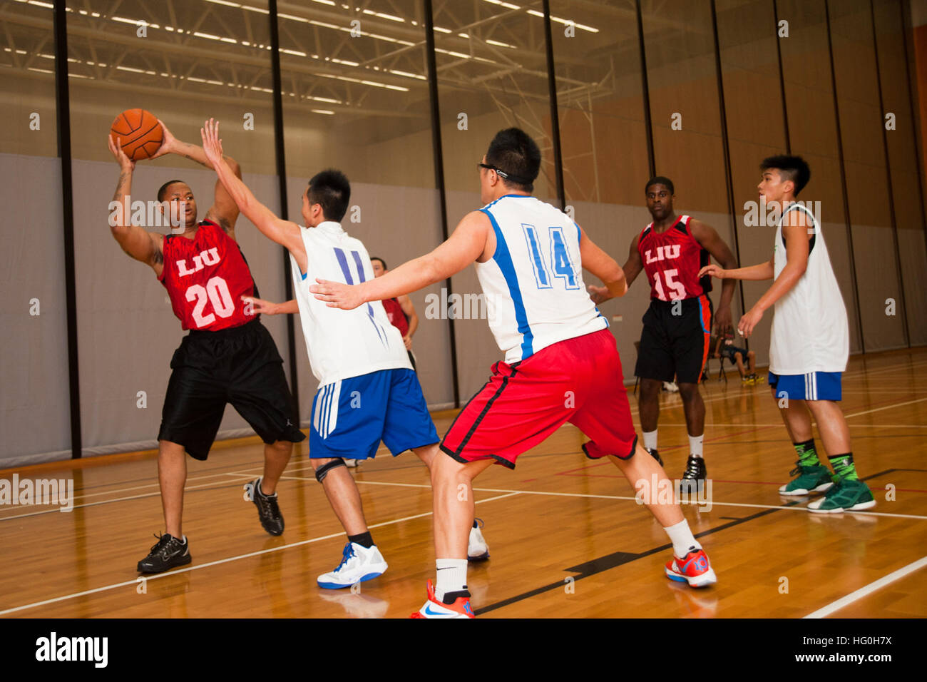 HONG KONG (18 aprile 2013) - Aviazione del macchinista Mate 2a classe Antwan Walker difende la sfera durante un match di esibizione tra marinai da assalto anfibio nave USS Peleliu (LHA 5) e studenti e facoltà di Chong Gene appendere College. Peleliu porta della visita rappresenta un occasione per promuovere la pace e la stabilità nella regione Asia Pacifico, dimostrare impegno di partner regionali e favorire la crescita di relazioni. Peleliu è il fiore all' occhiello di Peleliu anfibio gruppo pronto per l'installazione nel Pacifico occidentale Regione con trasporto anfibio dock nave USS Green Bay (LPD 20), amphi Foto Stock