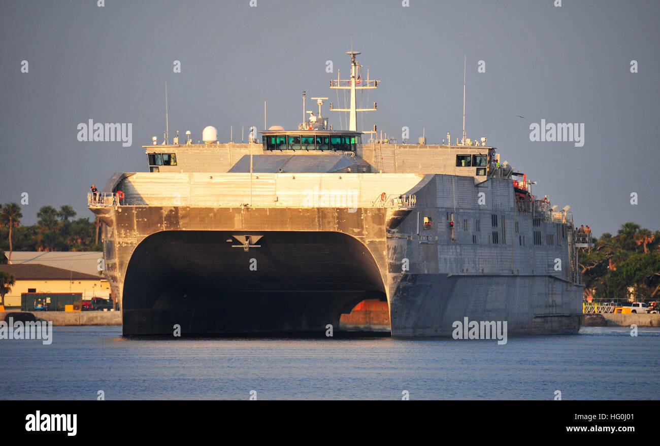 130805-N-WA189-054 MAYPORT, Fla. (Agosto 5, 2013) Il Sealift militare giunto di comando ad alta velocità a nave USNS Spearhead (JHSV 1) si diparte Naval Station Mayport. La nuova classe di alta velocità le navi sono in grado di trasportare circa 600 tonnellate di attrezzature e personale militare 1.200 miglia a una velocità media di 35 nodi. (U.S. Foto di Marina di Massa lo specialista di comunicazione 2a classe Adam Henderson/RILASCIATO) USNS Spearhead si diparte Naval Station Mayport 130805-N-WA189-054 Foto Stock