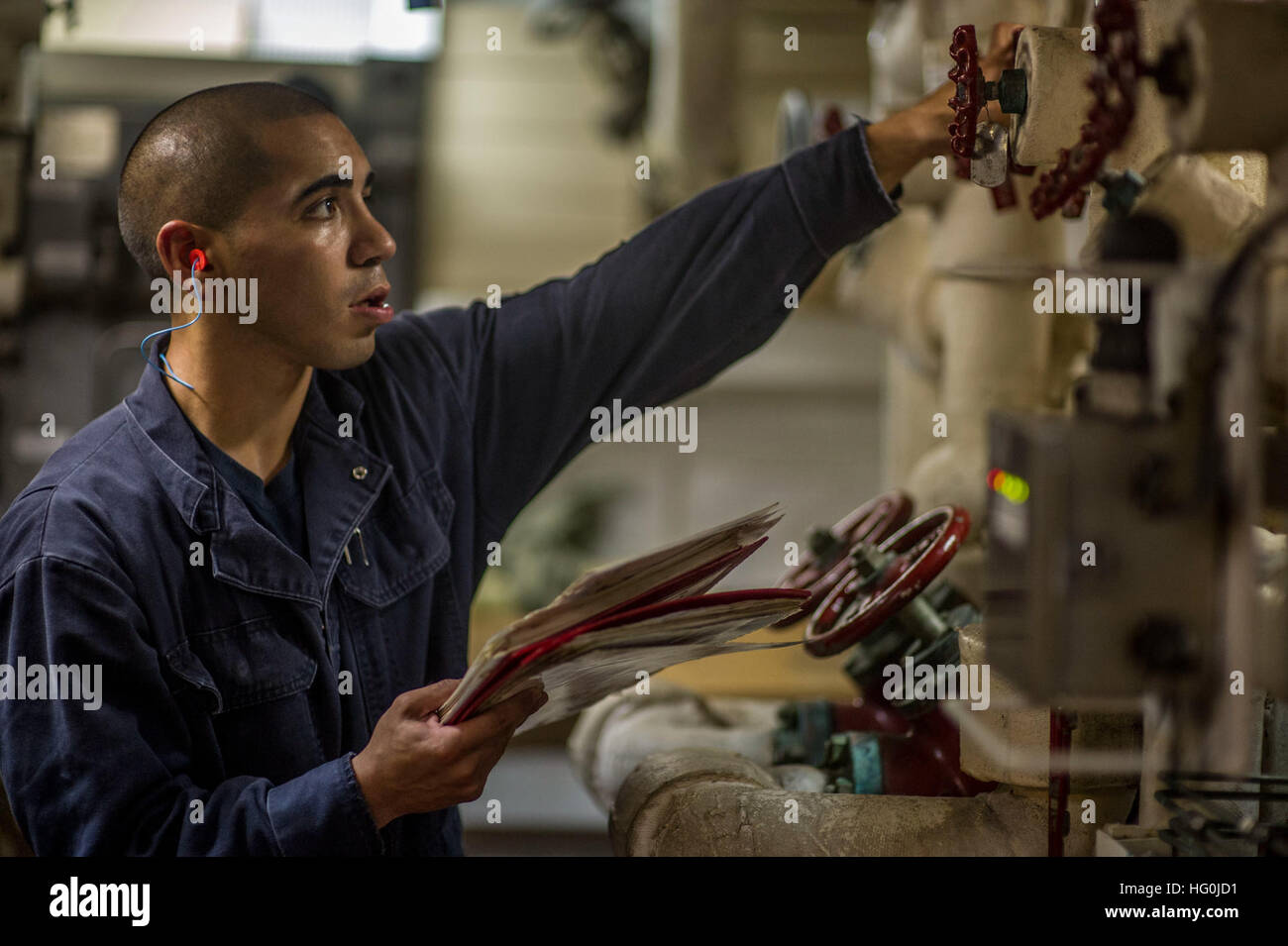 Engineman 3° di classe Arturo Mendoza controlla la pressione della valvola di guardia a bordo guidato-missile destroyer USS Barry (DDG 52). Barry, home-ported a Norfolk, Virginia, è su una distribuzione programmata sostenere le operazioni di sicurezza marittima e di teatro la cooperazione in materia di sicurezza gli sforzi negli Stati Uniti Sesta flotta area di responsabilità. (U.S. Foto di Marina di Massa lo specialista di comunicazione 1a classe Christopher B. Stoltz/RILASCIATO) USS Barry operazioni 130917-N-XZ912-002 Foto Stock