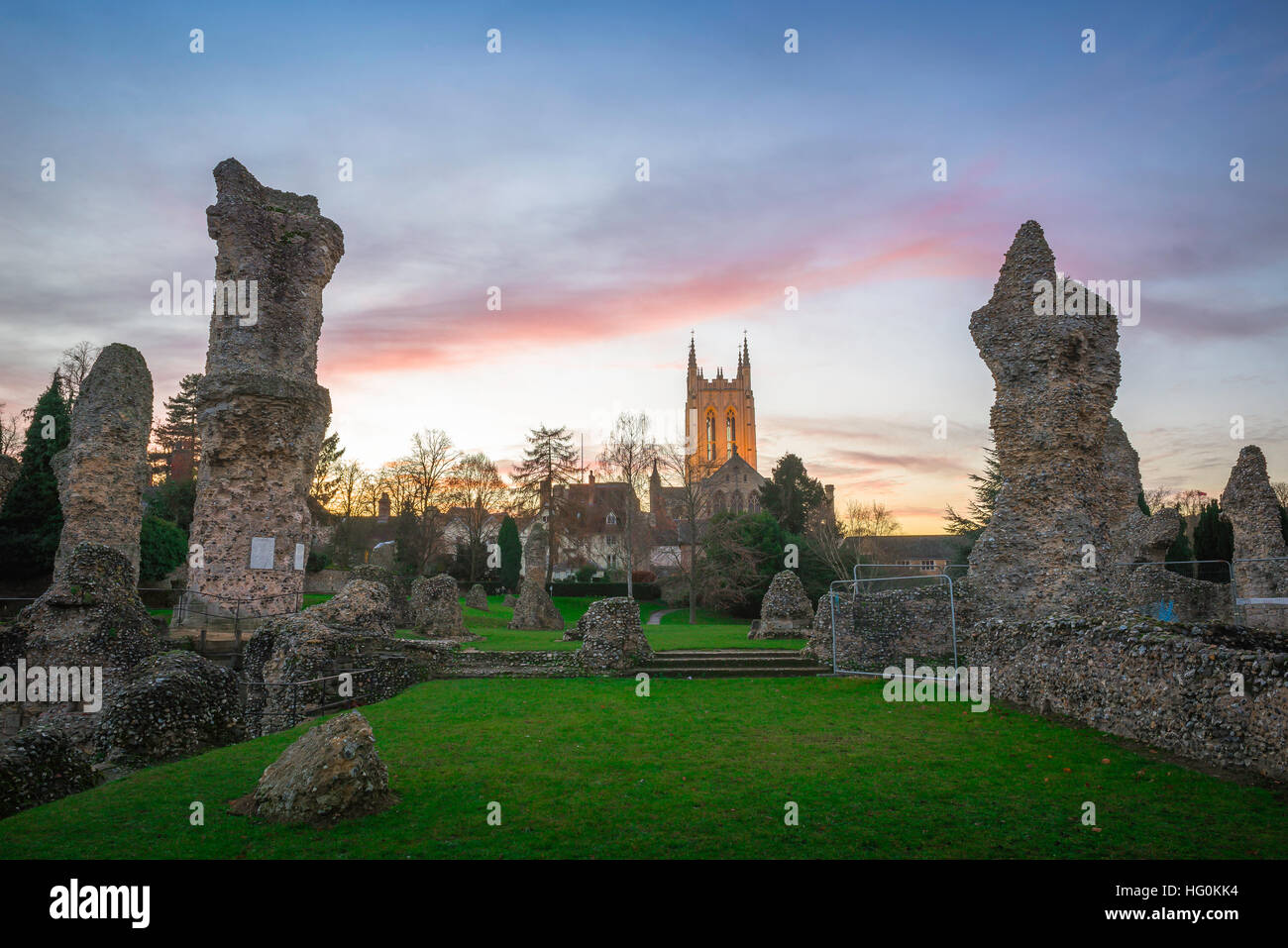 Bury St Edmunds Abbey Gardens, vista della cattedrale e le rovine dell'abbazia medievale in Bury St Edmunds, Suffolk, al crepuscolo Foto Stock