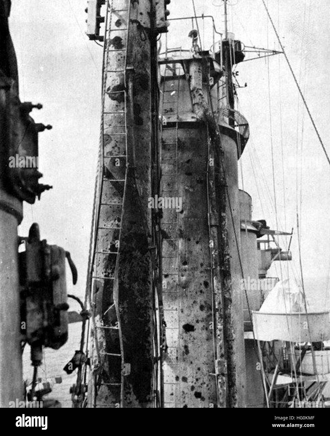 USS Columbia (CL-56) kamikaze danni 1945 Foto Stock