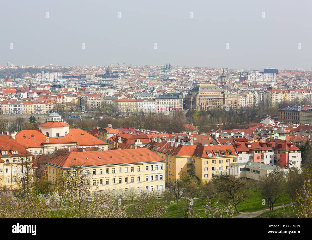 Vista sul centro di Praga Repubblica Ceca, con il Teatro Nazionale o Narodni Divadlo Foto Stock