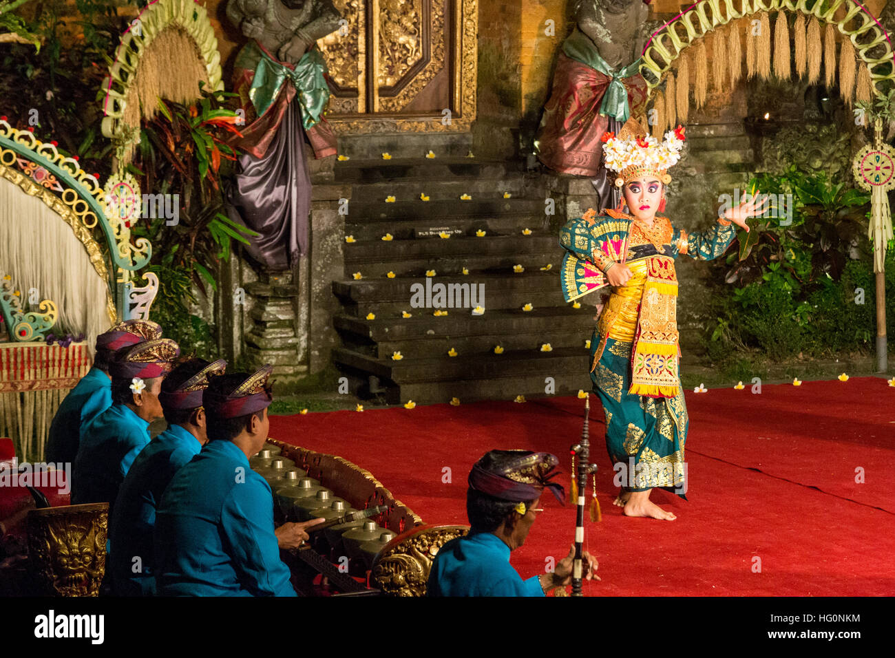 Ubud, Indonesia - Luglio 01, 2015: tradizionale danza Legong e Barong eseguita da attori professionisti in Ubud Palace Foto Stock