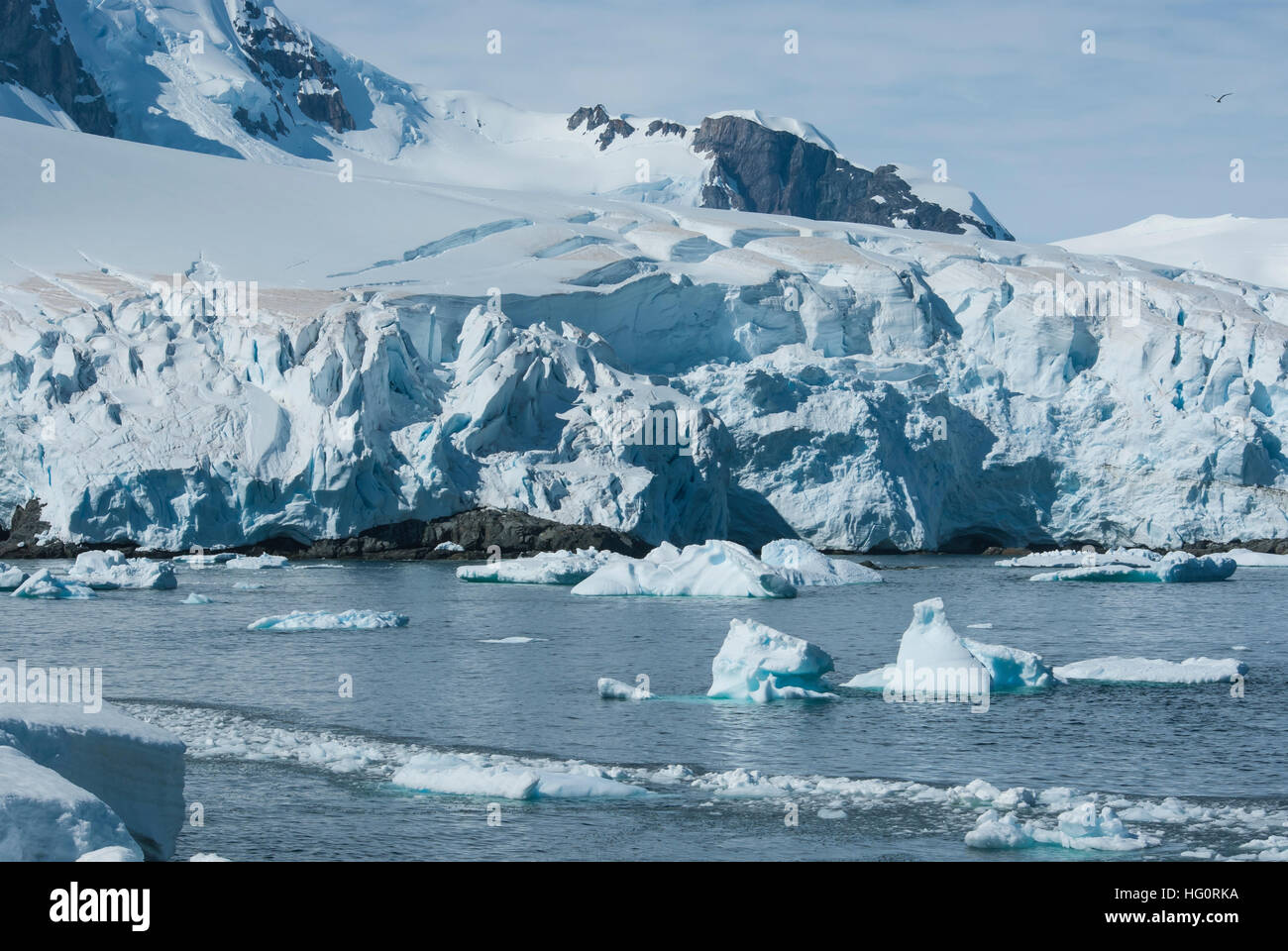 Ghiacciai e montagne sulla costa della penisola antartica, una soleggiata giornata estiva Foto Stock
