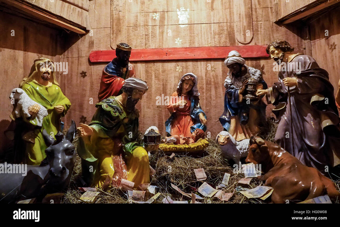 Borispil, Ucraina. Il 2 gennaio, 2016. Presepe con denaro ucraino, 2 gennaio 2017, Borispil, Ucraina. Gli ucraini festeggiano il Natale due volte: la Chiesa cattolica e la Chiesa ortodossa di rito. Vacanze di Natale tratto dal 25 Dicembre al 7 gennaio. Natale ortodosso si festeggia la notte del 6 su 7 Gennaio. © Igor Golovnov/Alamy Live News Foto Stock