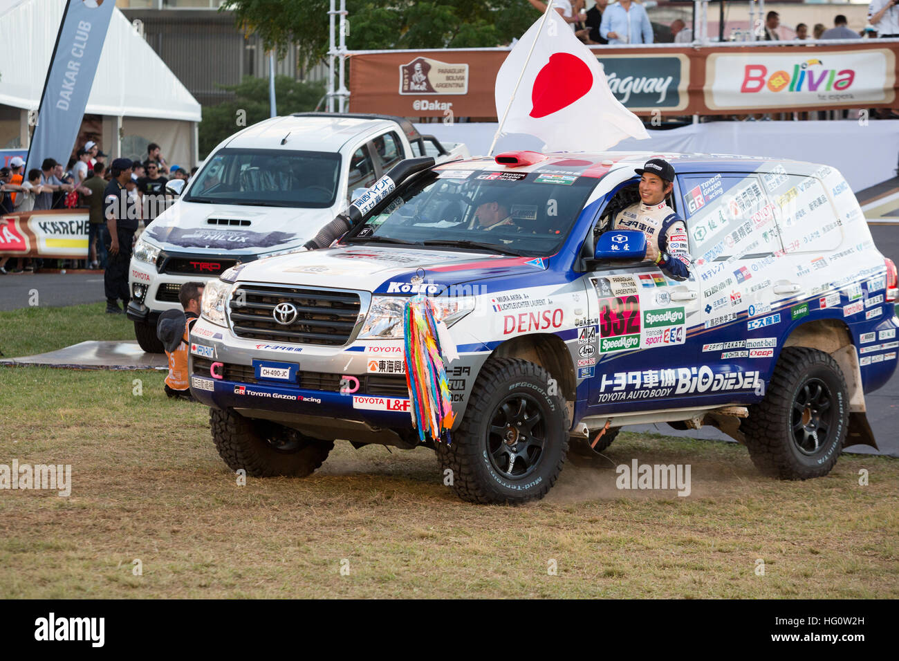 Asuncion, Paraguay. 1 gennaio 2017. Toyota Auto Body, pilota Akira Miura (R), il co-pilota Laurent Lichtleuchter ha ondulato dalla vettura TOYOTA VDJ200 dopo aver lasciato il podio durante la simbolica cerimonia di partenza del Rally Dakar 2017 ad Asuncion, in Paraguay. Credit: Andre M. Chang/Alamy Live News Foto Stock