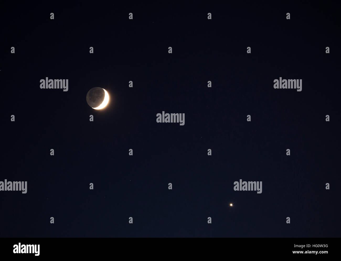 2 Gen 2017 in Scozia. Falce di luna e Venere visibile nel cielo della sera al di sopra di Edinburgo Regno Unito Foto Stock