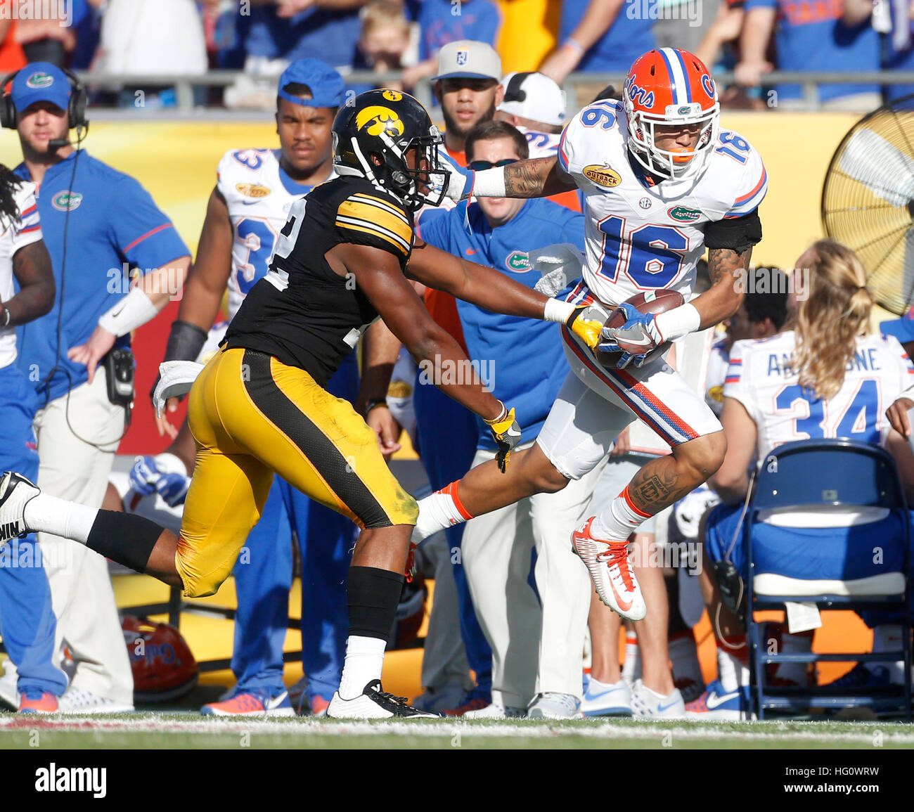 Città, Florida, Stati Uniti d'America. Il 2 gennaio, 2017. OCTAVIO JONES | Orari .Florida Gators wide receiver Freddie Swain (16) rompe lontano per un primo verso il basso contro la Iowa Hawkeyes difesa nella seconda metà durante la Outback Bowl presso Raymond James Stadium di Tampa su Lunedi, 2 gennaio 2017. Il Gator sconfitto il Hawkeyes 30 a 3. © Octavio Jones/Tampa Bay volte/ZUMA filo/Alamy Live News Foto Stock