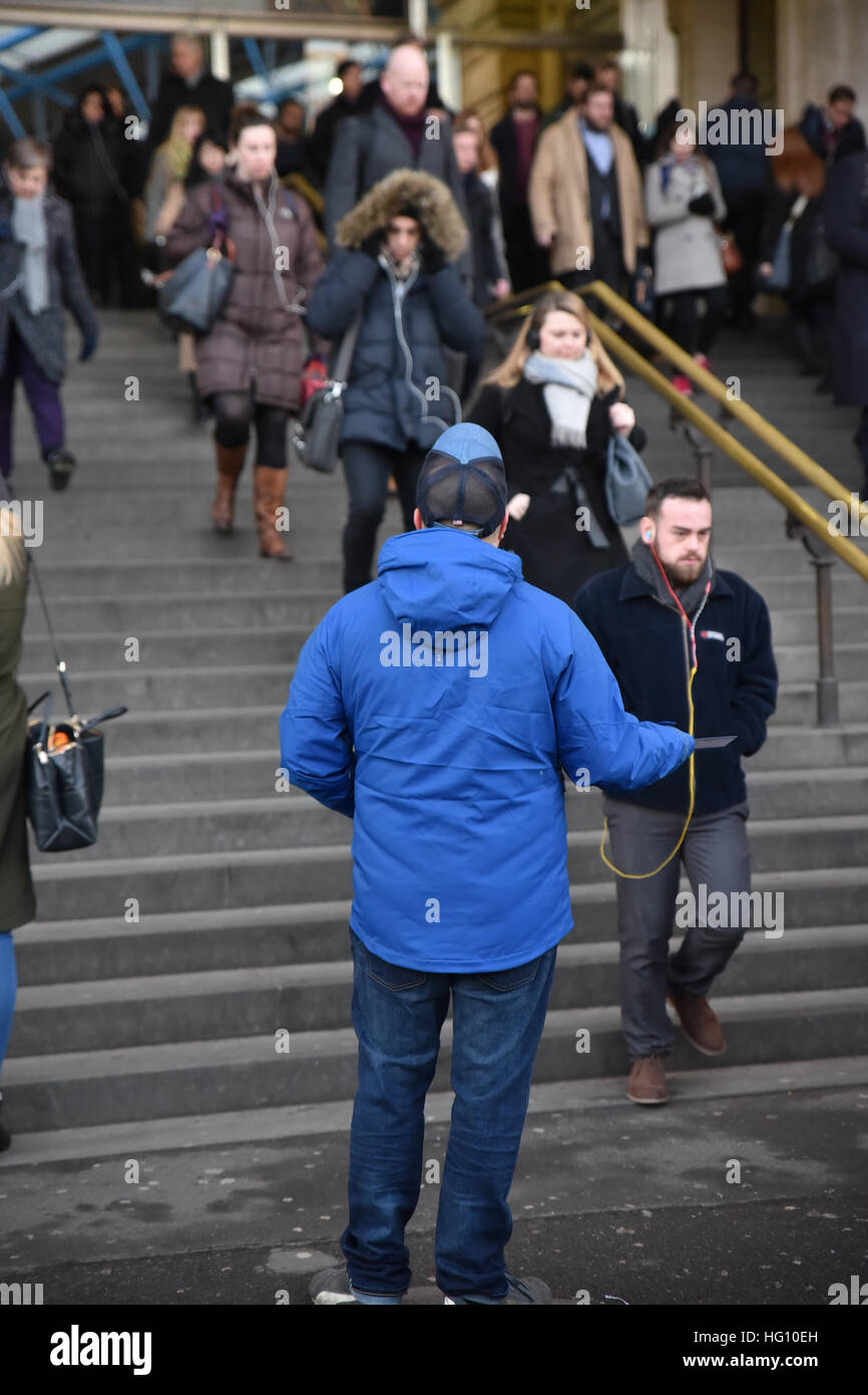 La stazione di Waterloo, Londra, Regno Unito. Il 3° gennaio 2017. Festa del lavoro gli attivisti distribuivano opuscoli a Wateloo Foto Stock