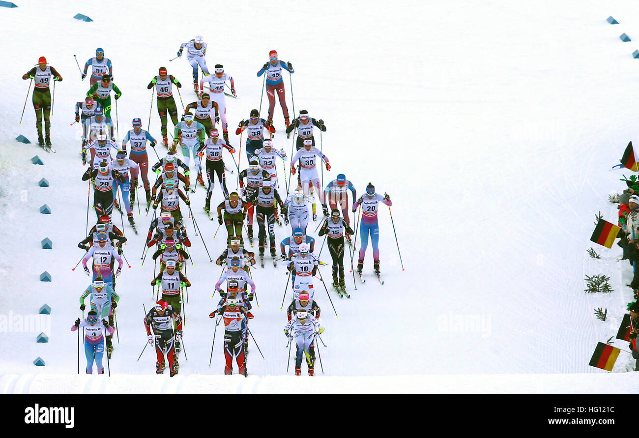 Oberstdorf, Germania. 03 gen 2017. I fondisti start nell'FSI Tour de Ski la concorrenza a Oberstdorf in Germania, 03 gennaio 2017. La competizione si svolge tra il 03.01.17 e 04.01.17. Foto: Karl-Josef Hildenbrand/dpa/Alamy Live News Foto Stock