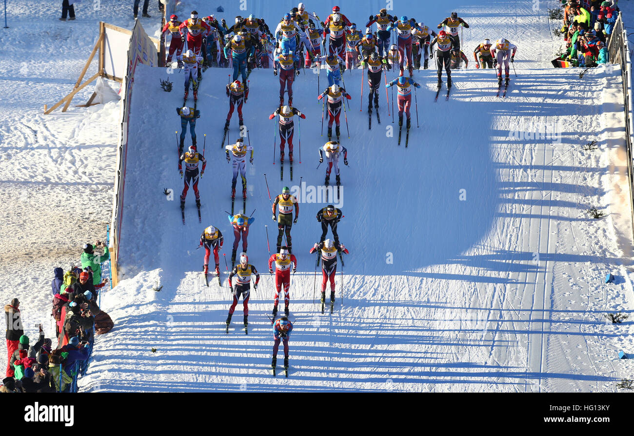 Oberstdorf, Germania. 03 gen 2017. I fondisti all'inizio dell'FSI Tour de Ski la concorrenza a Oberstdorf in Germania, 03 gennaio 2017. Il concorso si svolge dal 03 al 04 gennaio 2017. Foto: Karl-Josef Hildenbrand/dpa/Alamy Live News Foto Stock